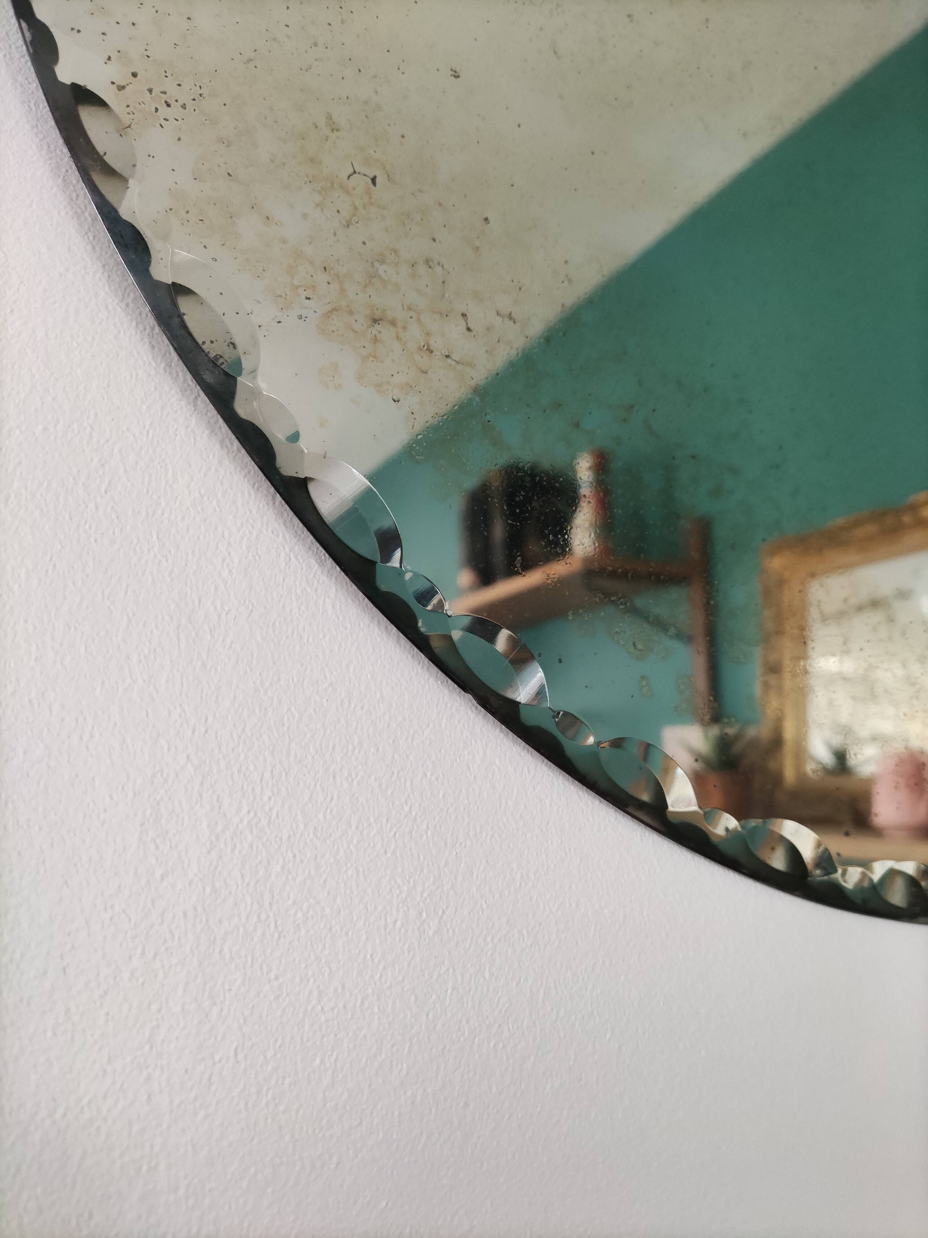 Beveled round mirror