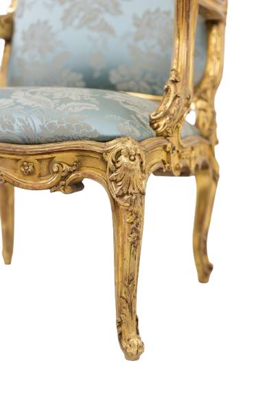 Salon de style Louis XV à chassis en bois doré. Circa 1880.