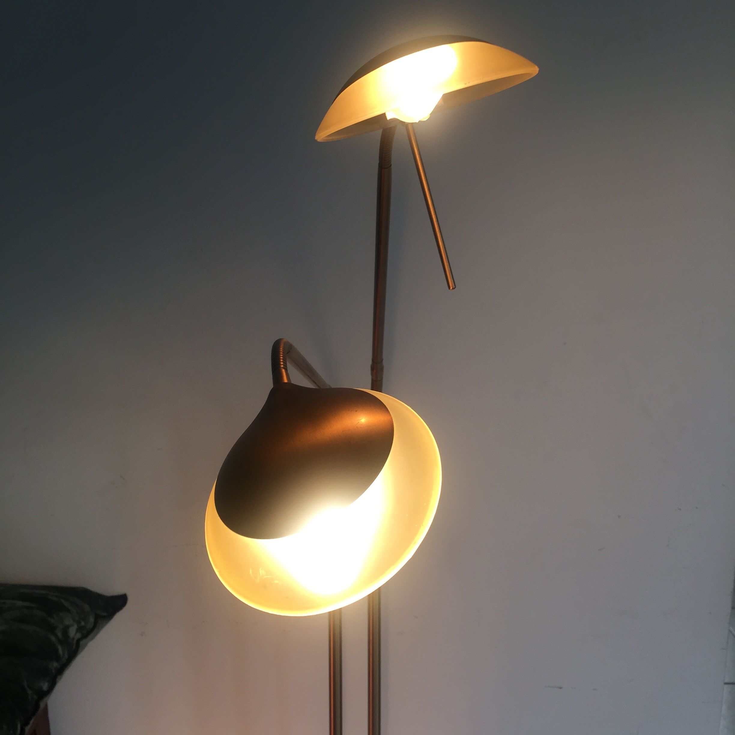 Vintage reader lamppost with 2 flexible arms