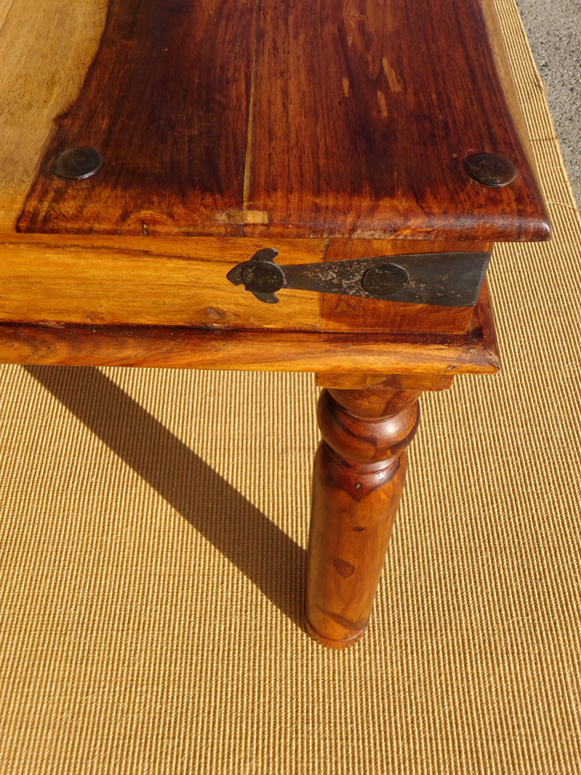 Table en bois exotique, 6/8 personnes
