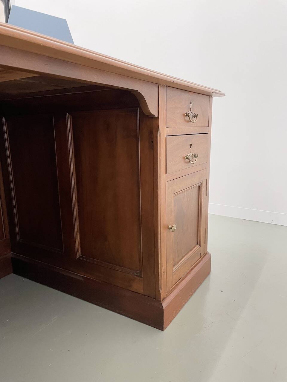 Comptoir ou bureau en noyer années 50