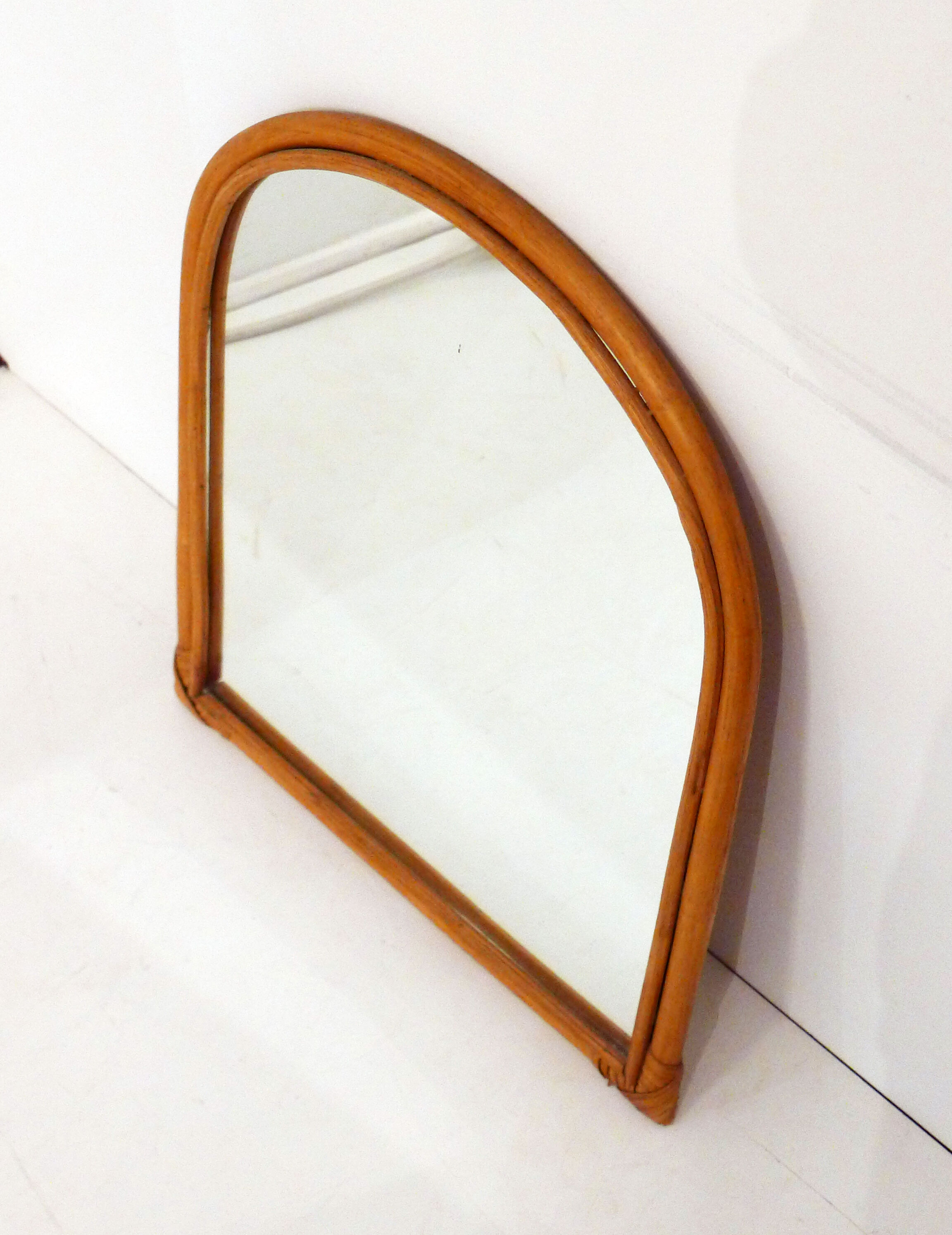 Rounded wall mirror in rattan 35x45cm