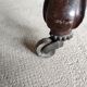 Fauteuil Louis XV en acajou et velours rouge