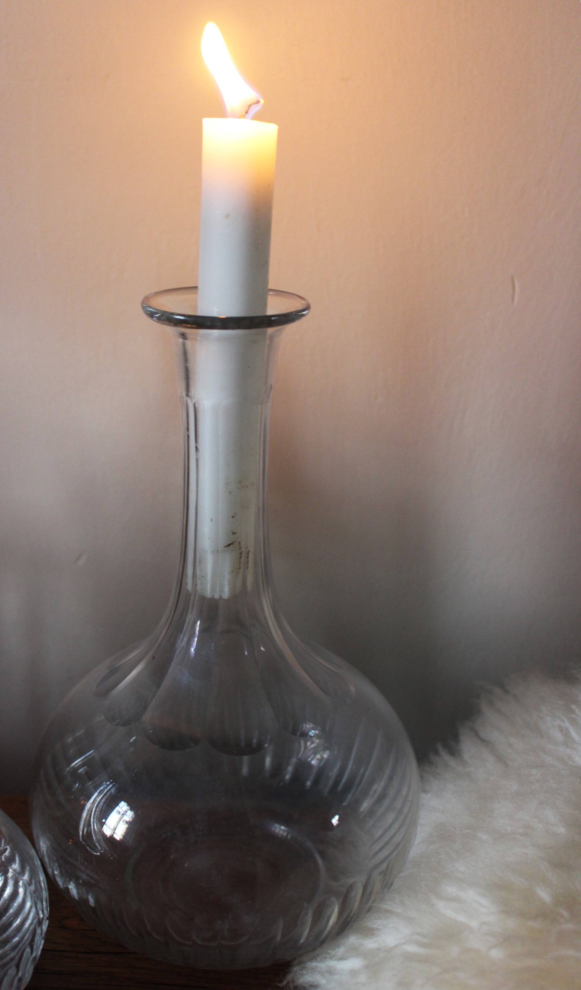 Glass carafe with round neck and fluted bellies