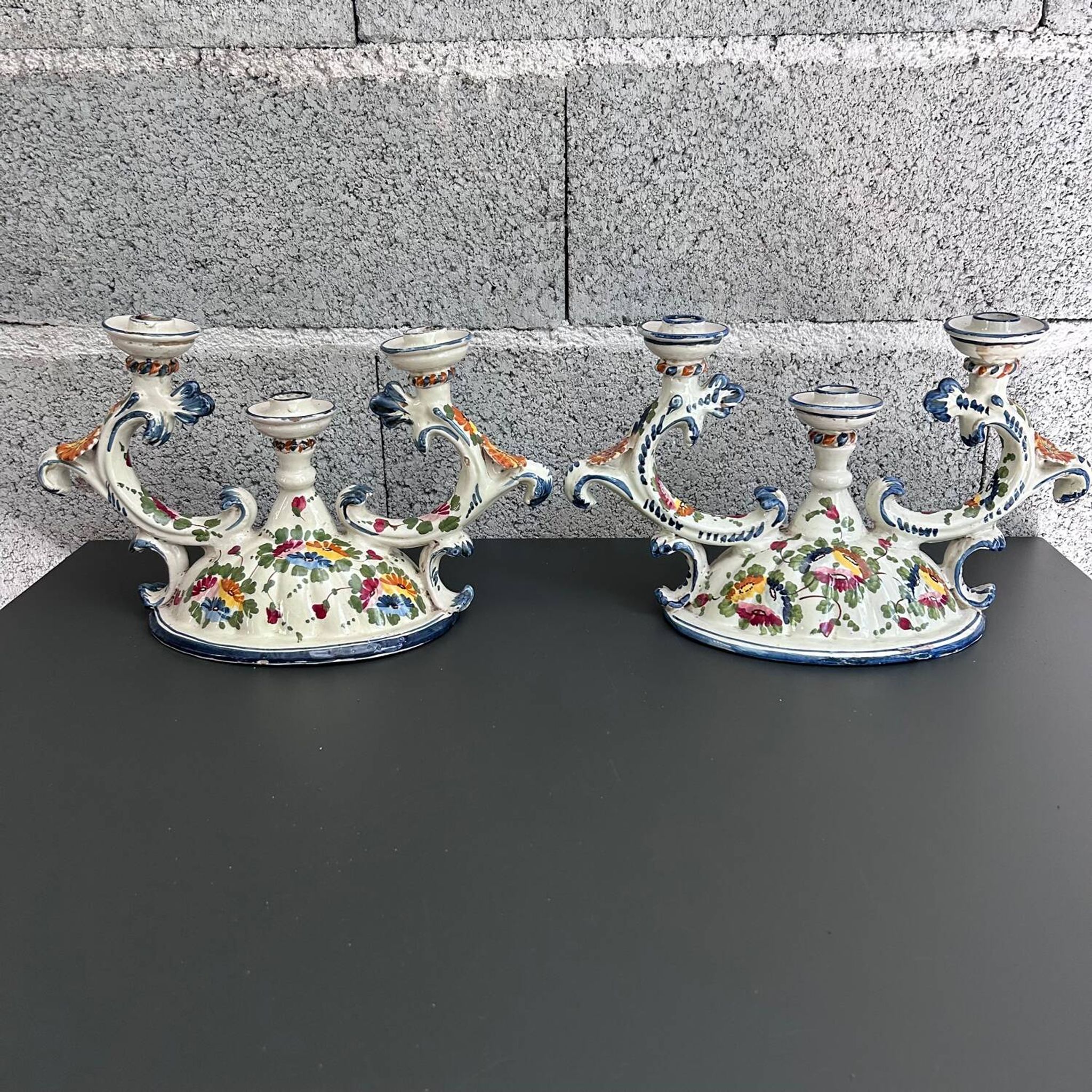 Paire de bougeoirs italiens signés