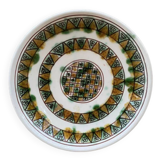 Assiette décor scarifié, signée CHS, Chypre