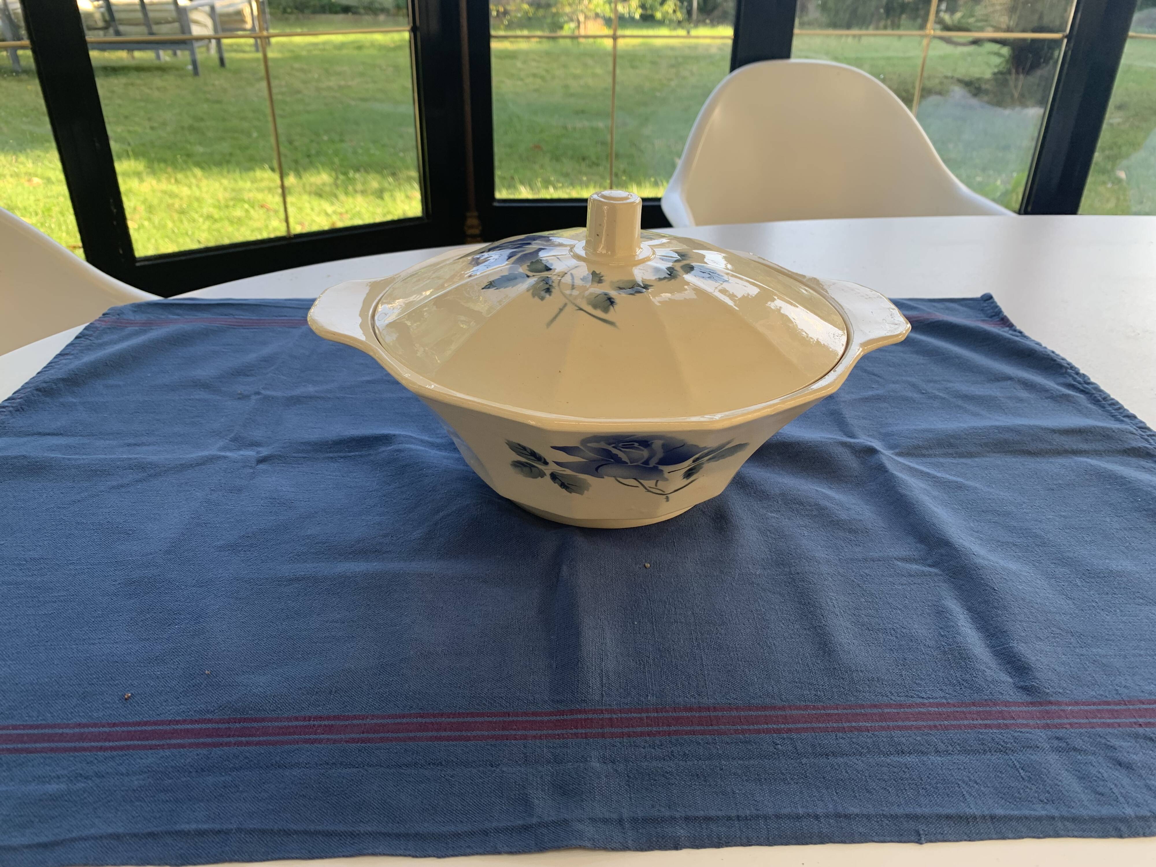 Digoin and Sarreguemines soup tureen, made in France, numbered, art deco