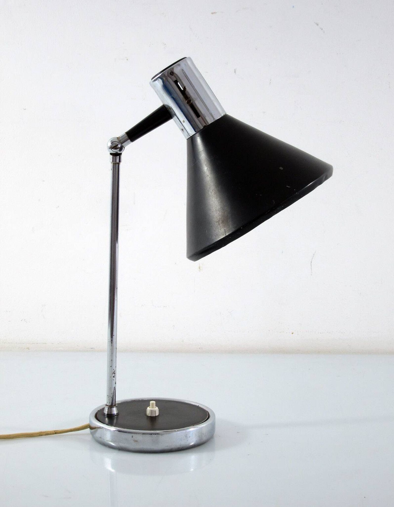 Lampe de bureau italienne des années 60, chrome et noir.
