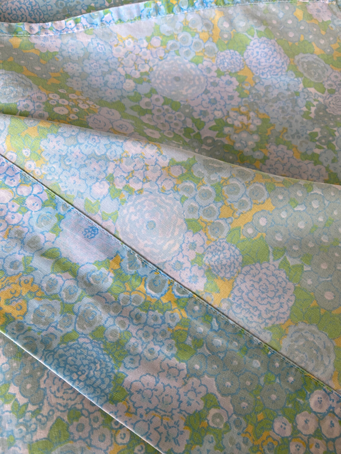 2 90cm bed sheets and 2 pillow covers