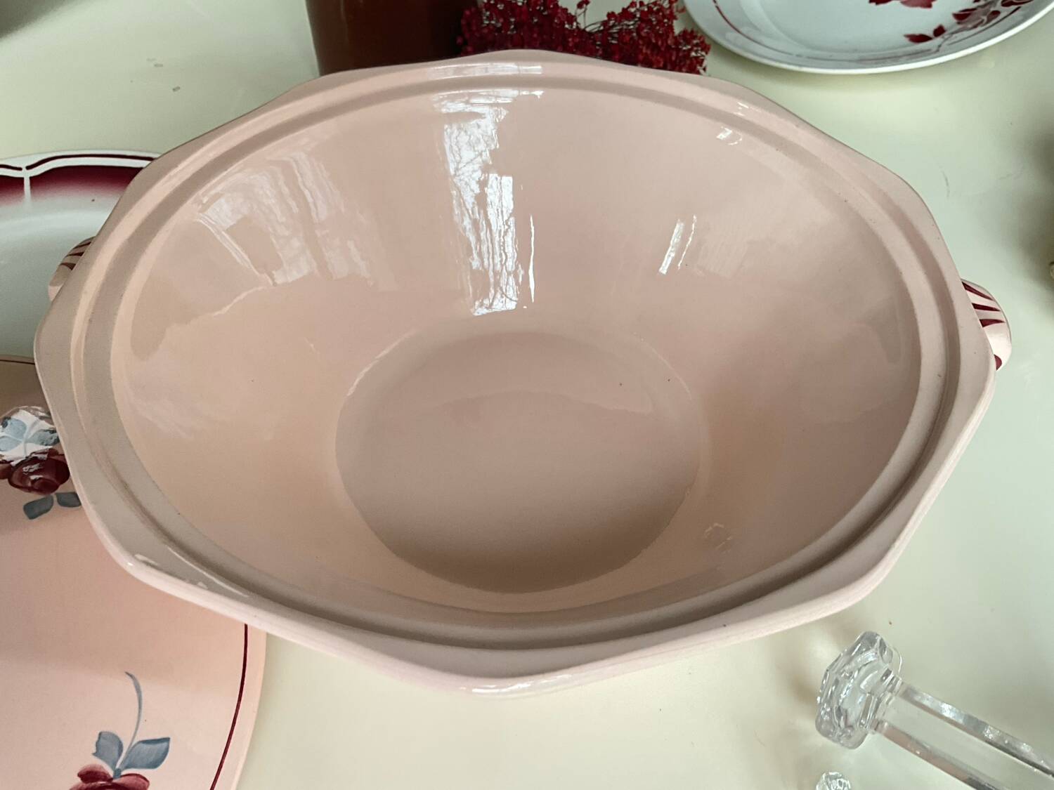 Saint Amand soup tureen, Pompadour model