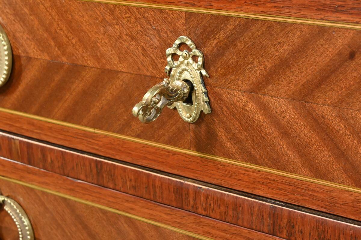 Small Mahogany Chest of Drawers – Part 1 of the 20th Century