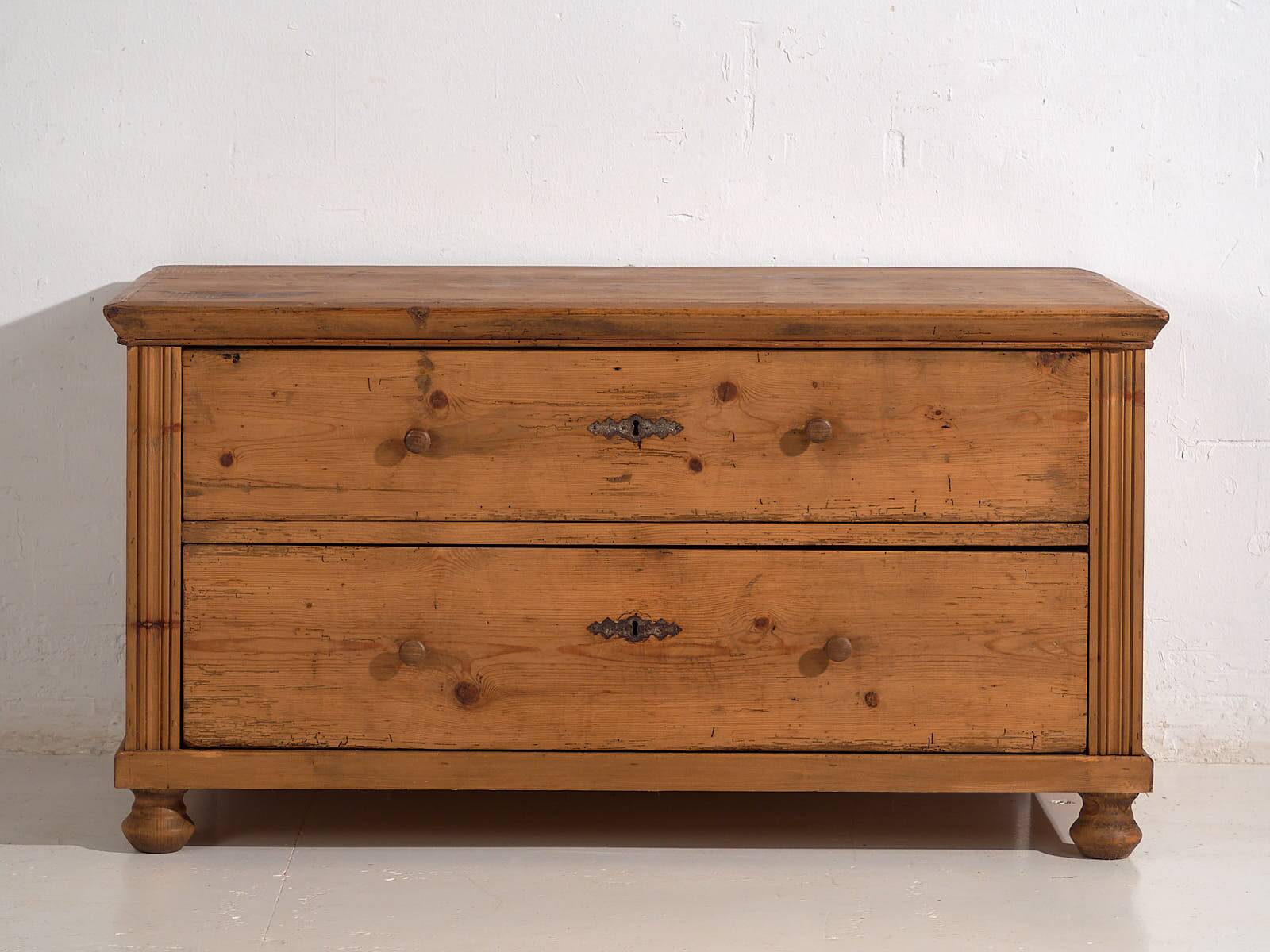 Small antique chest of drawers (circa 1920)