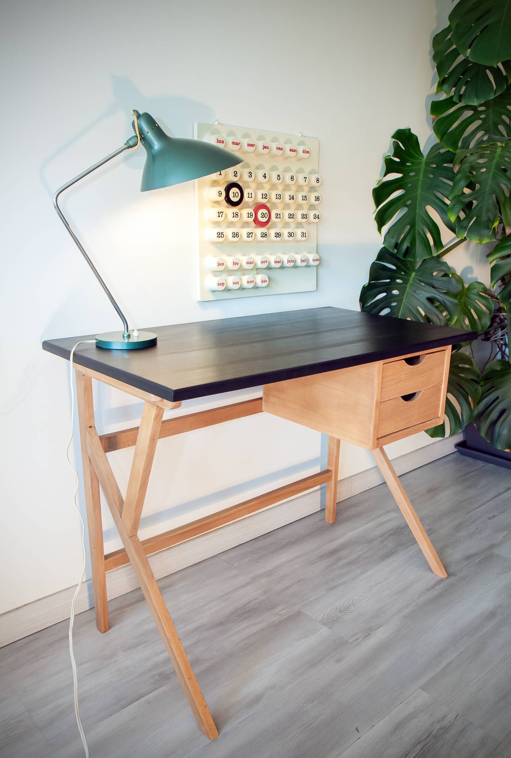 Vintage desk from the 60s-70s, light oak, in superb condition.