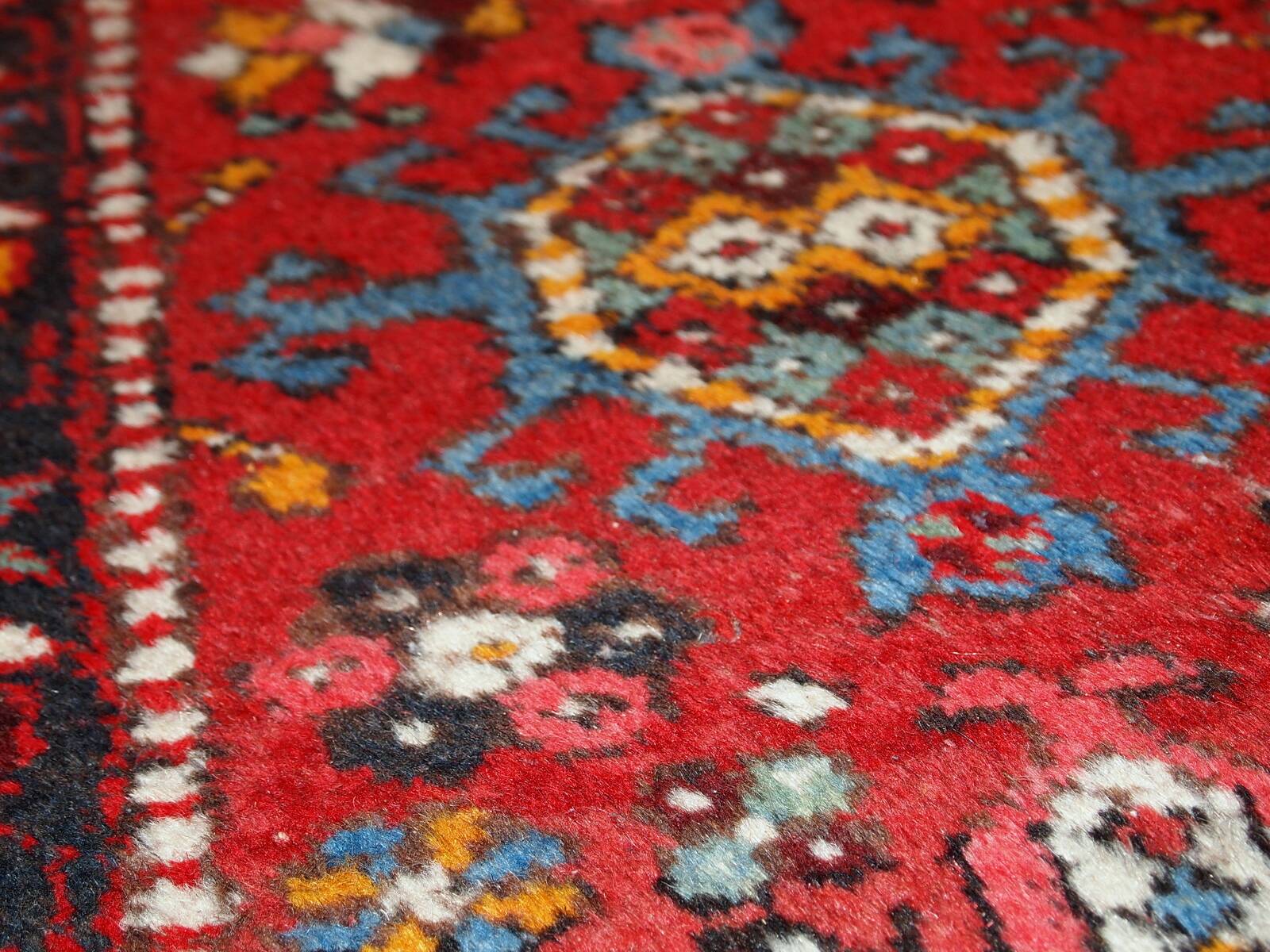 Tapis Couloir Vintage Karajeh du Moyen-Orient, Années 1960, Élégance et Aut