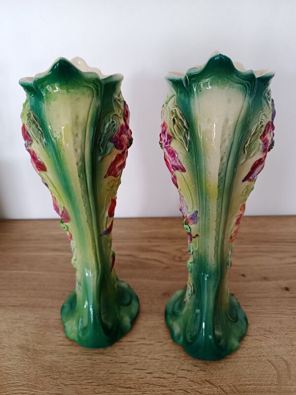 Paire de vases en barbotine art nouveau