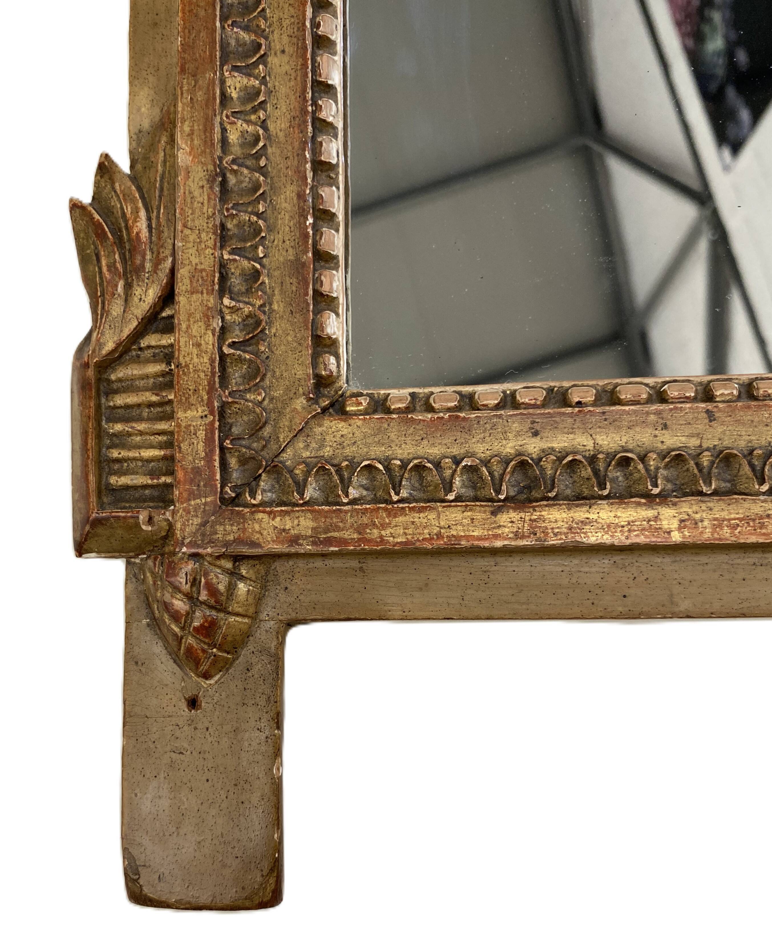Petit miroir de dame Louis XVI en bois sculpté et doré