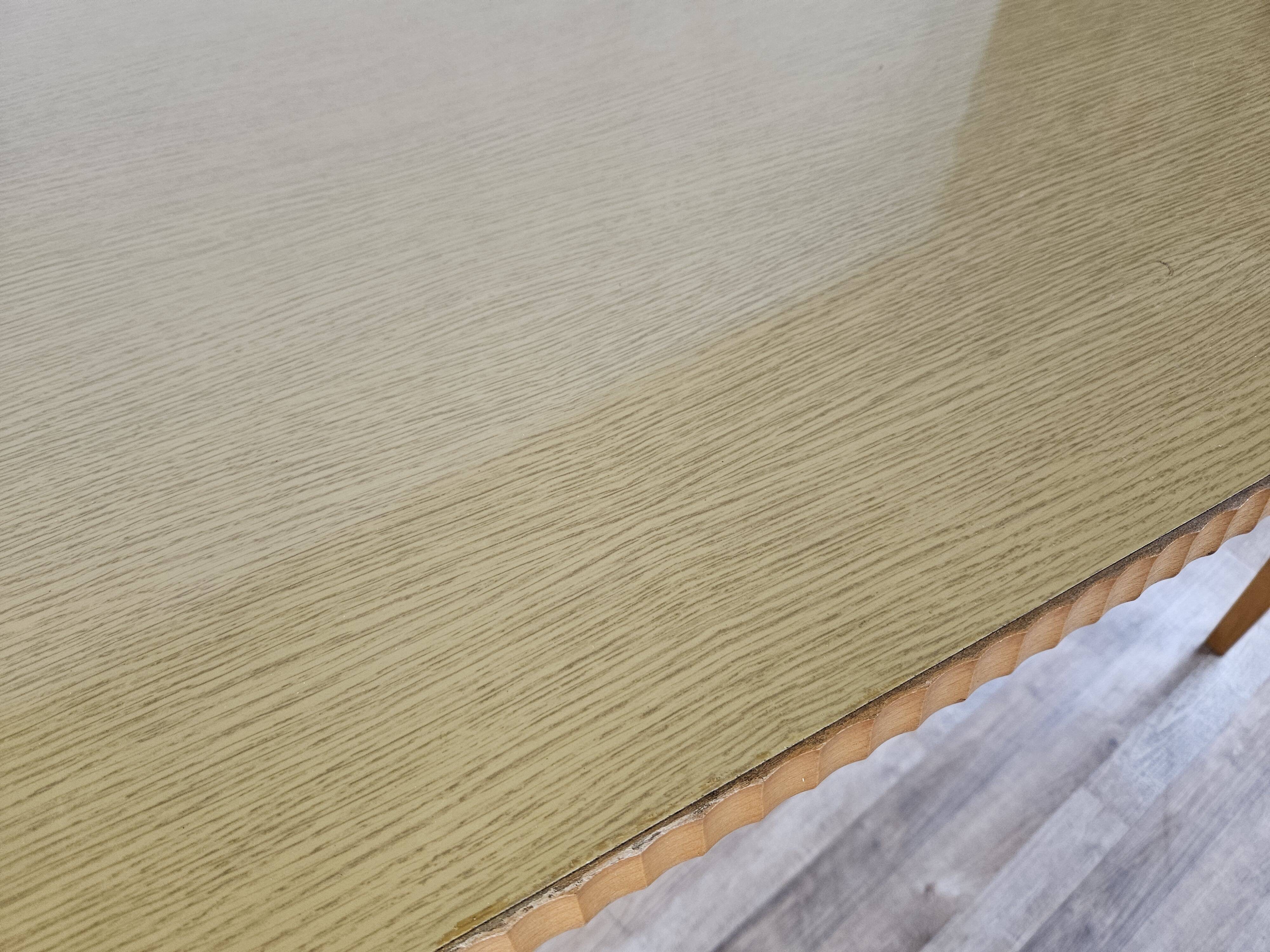 Table à manger des années 1950 en érable avec bord travaillé