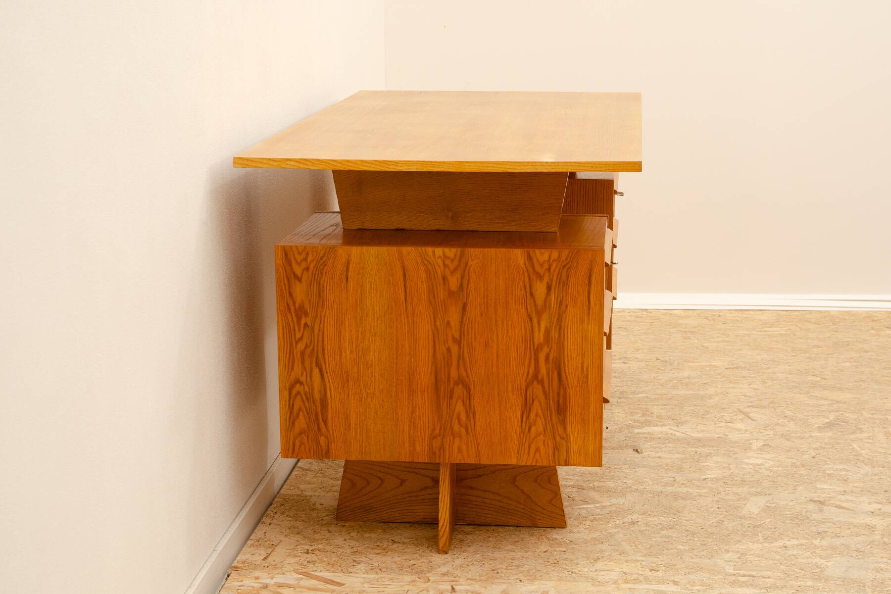 Immense bureau tchécoslovaque entièrement rénové, années 1970, Europe centrale