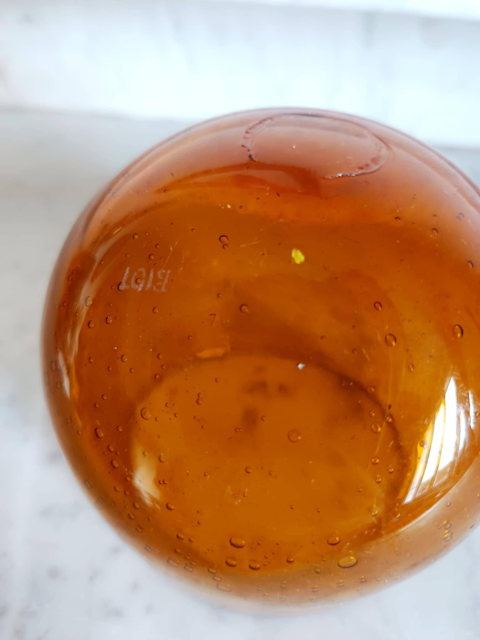 Bol ou verre penché ambré signé Biot