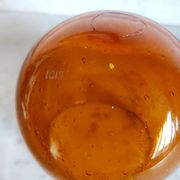 Bol ou verre penché ambré signé Biot