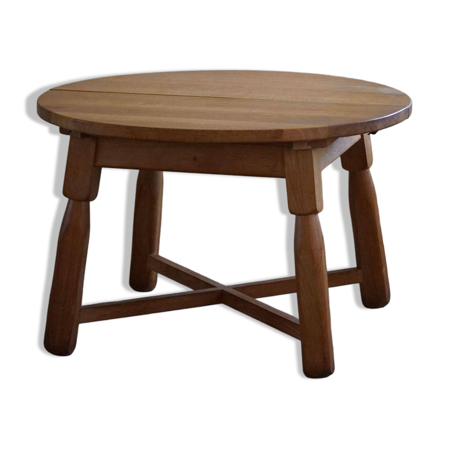 Brutalist round dining table in oak, mid-century, made in France, 1960s.