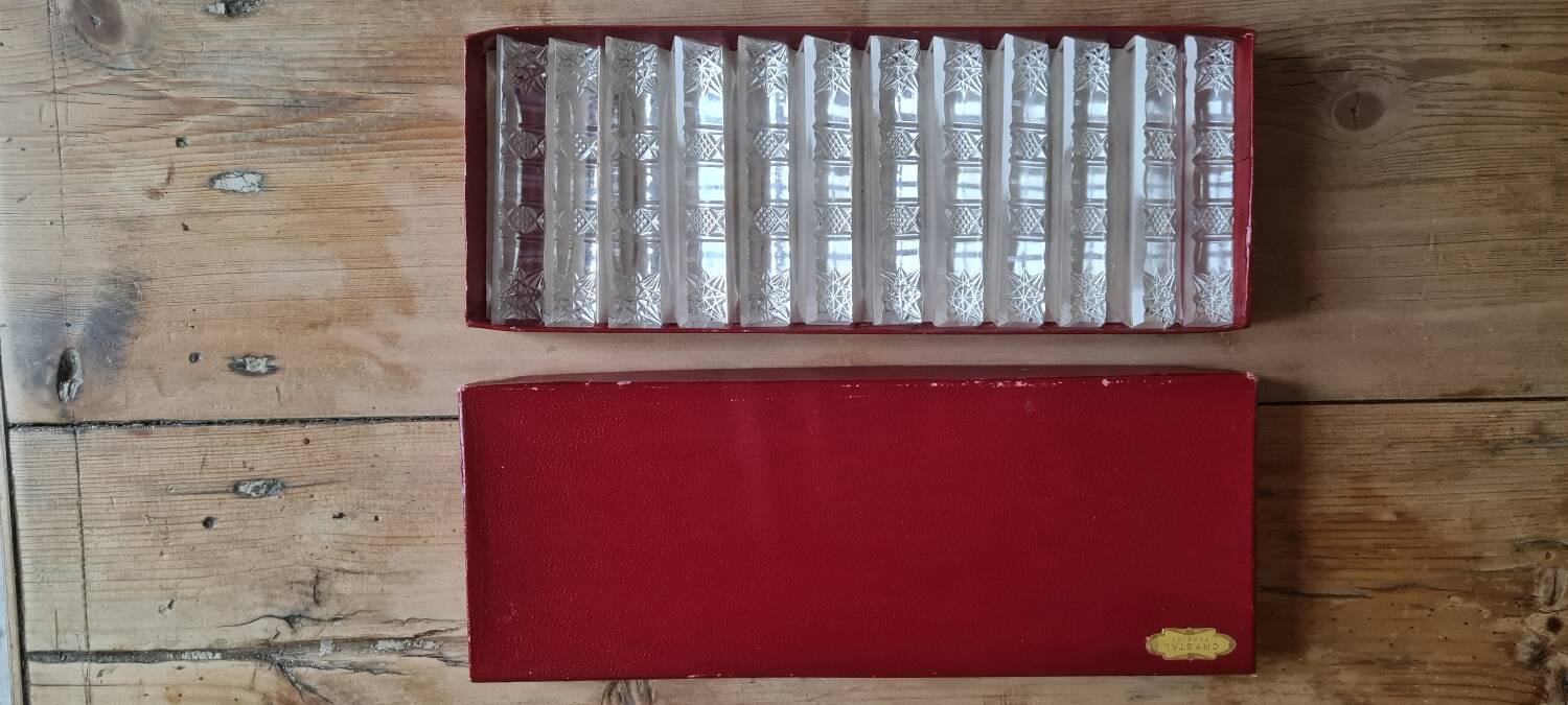 Set of 12 chiseled crystal knife holders