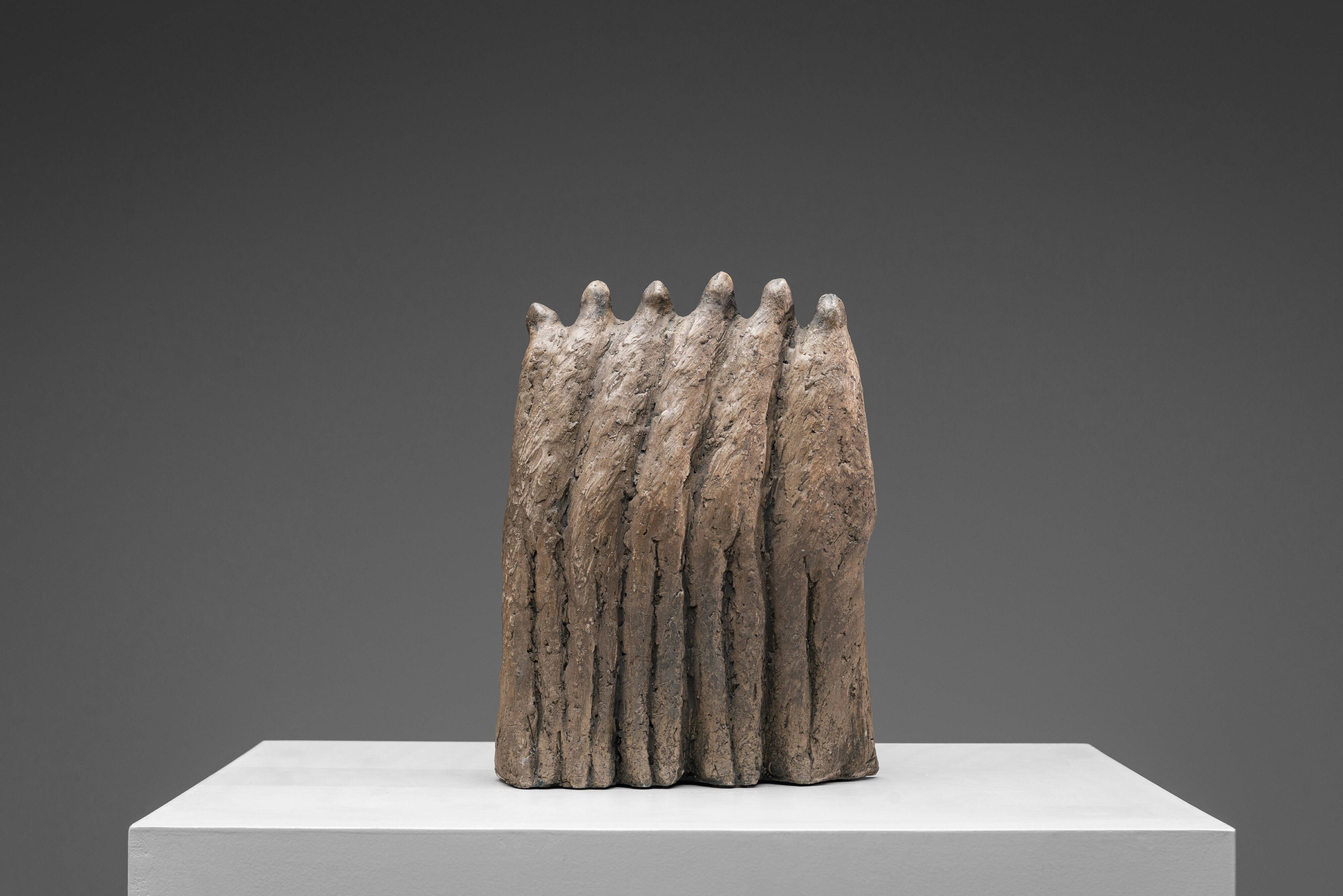 Groupe sculptural abstrait de six figures féminines