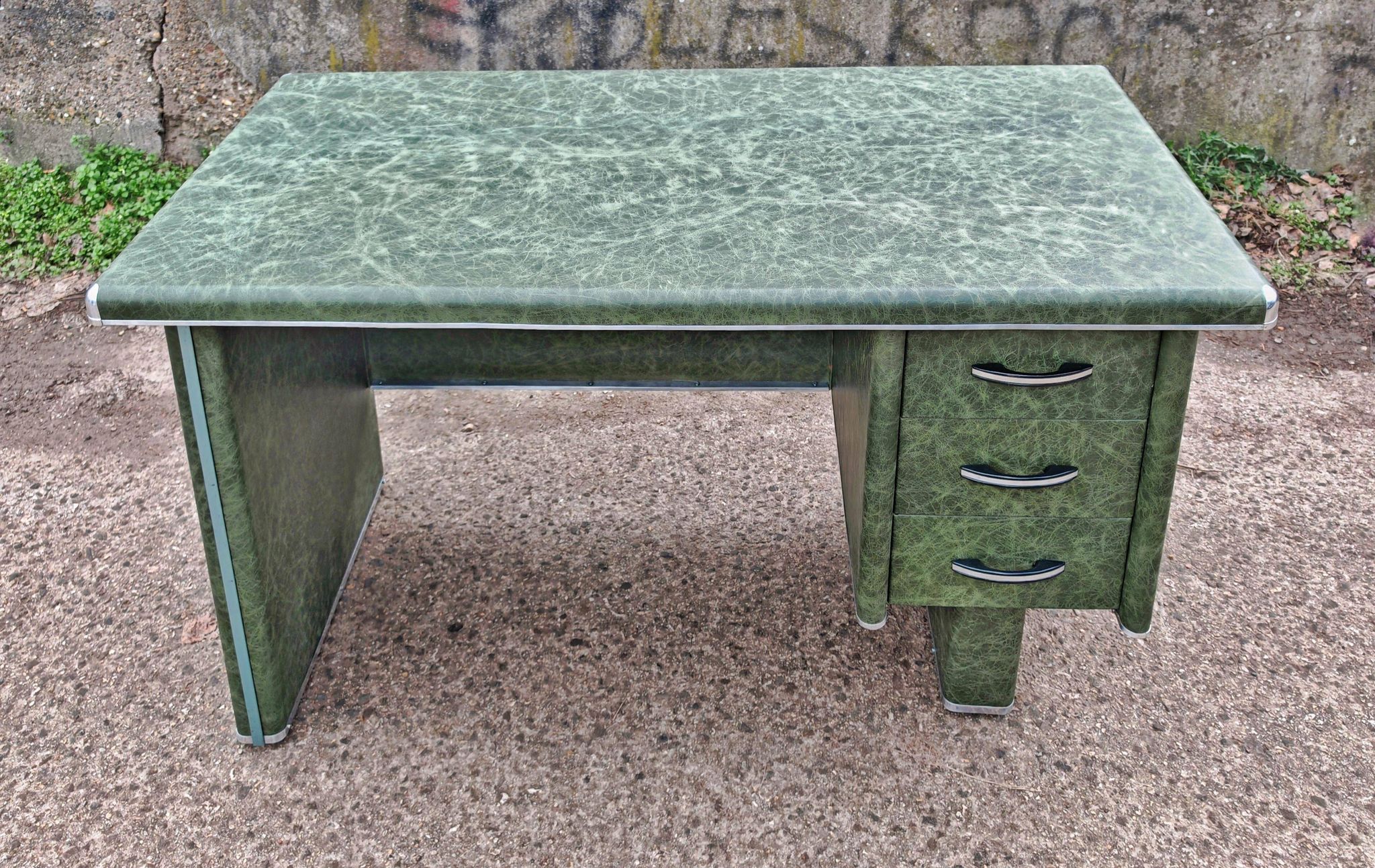 Art Deco or Bauhaus desk in metal covered with leather, Gio Ponti style.