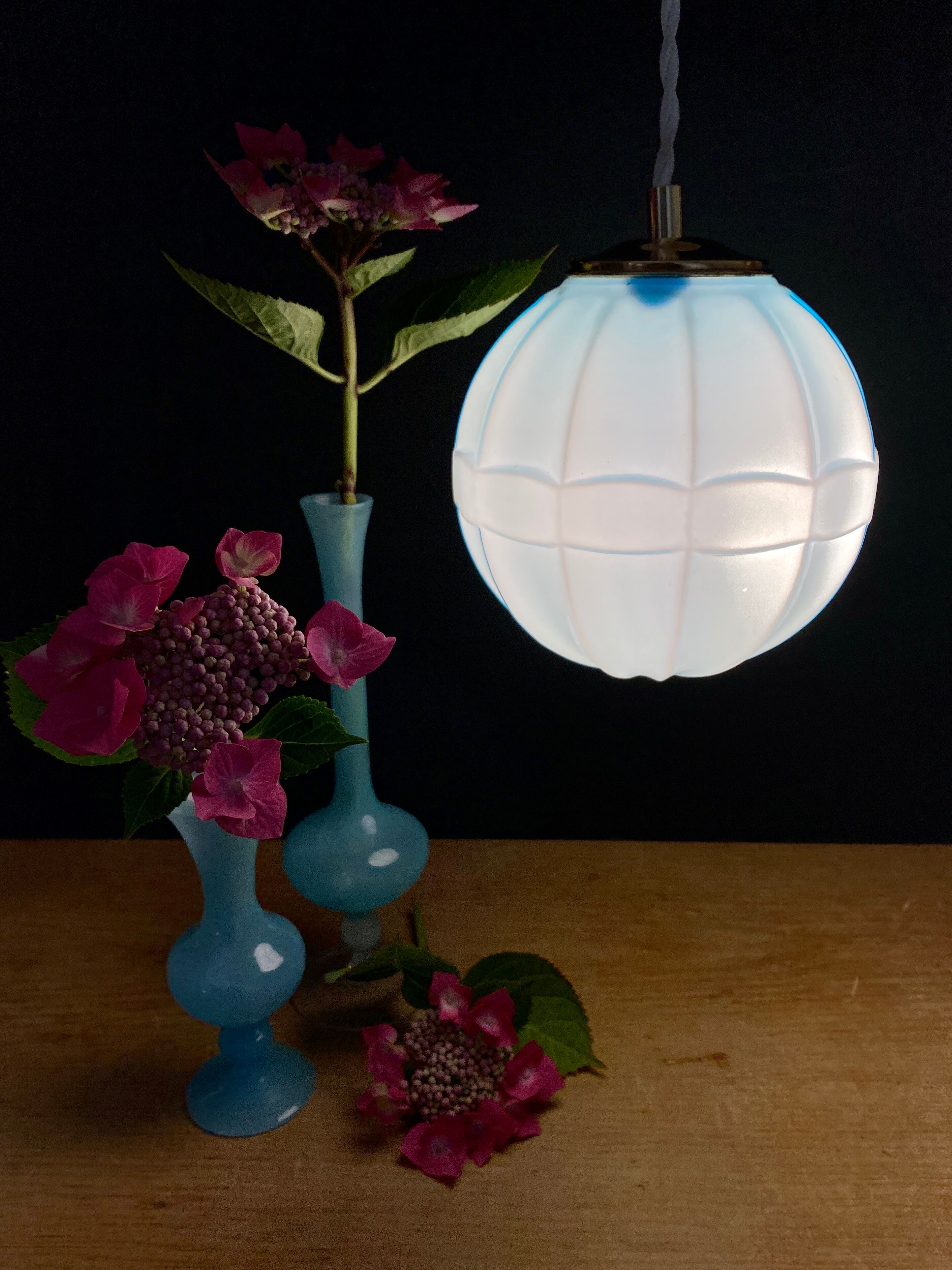 Suspension globe vintage en opaline bleue