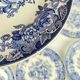 Set de 8 assiettes plates en faïence bleue, décor floral et oiseaux, XXe