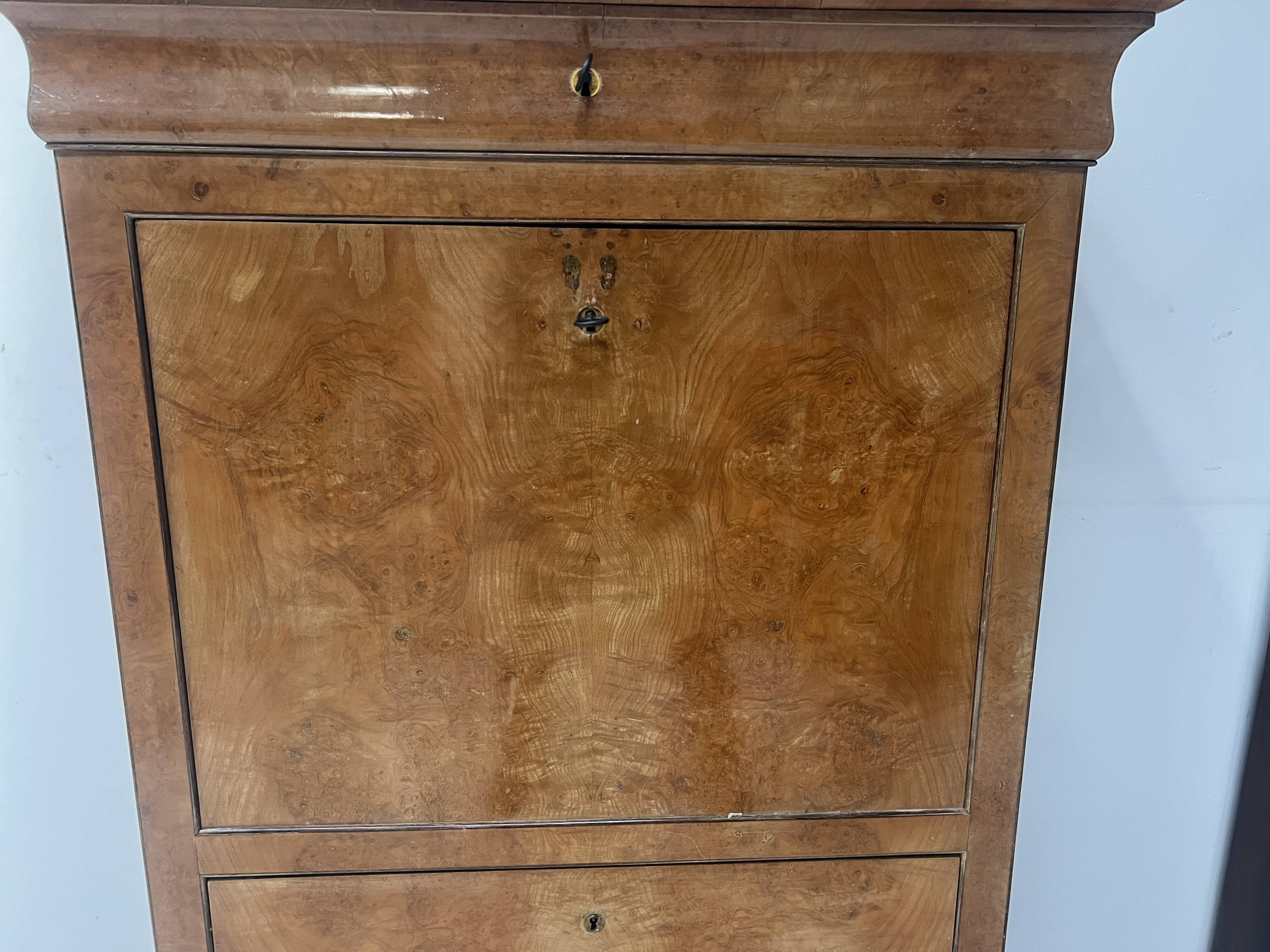 Louis Philippe secretary in light walnut briar, 19th century.