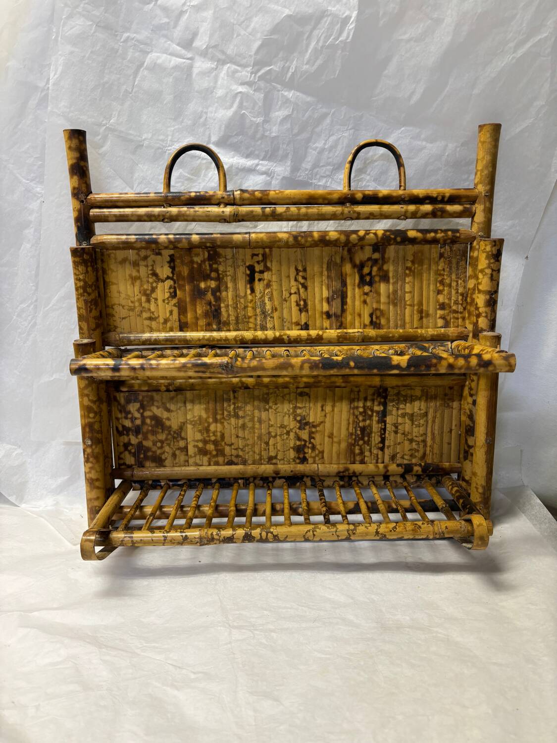 Foldable rattan shelf