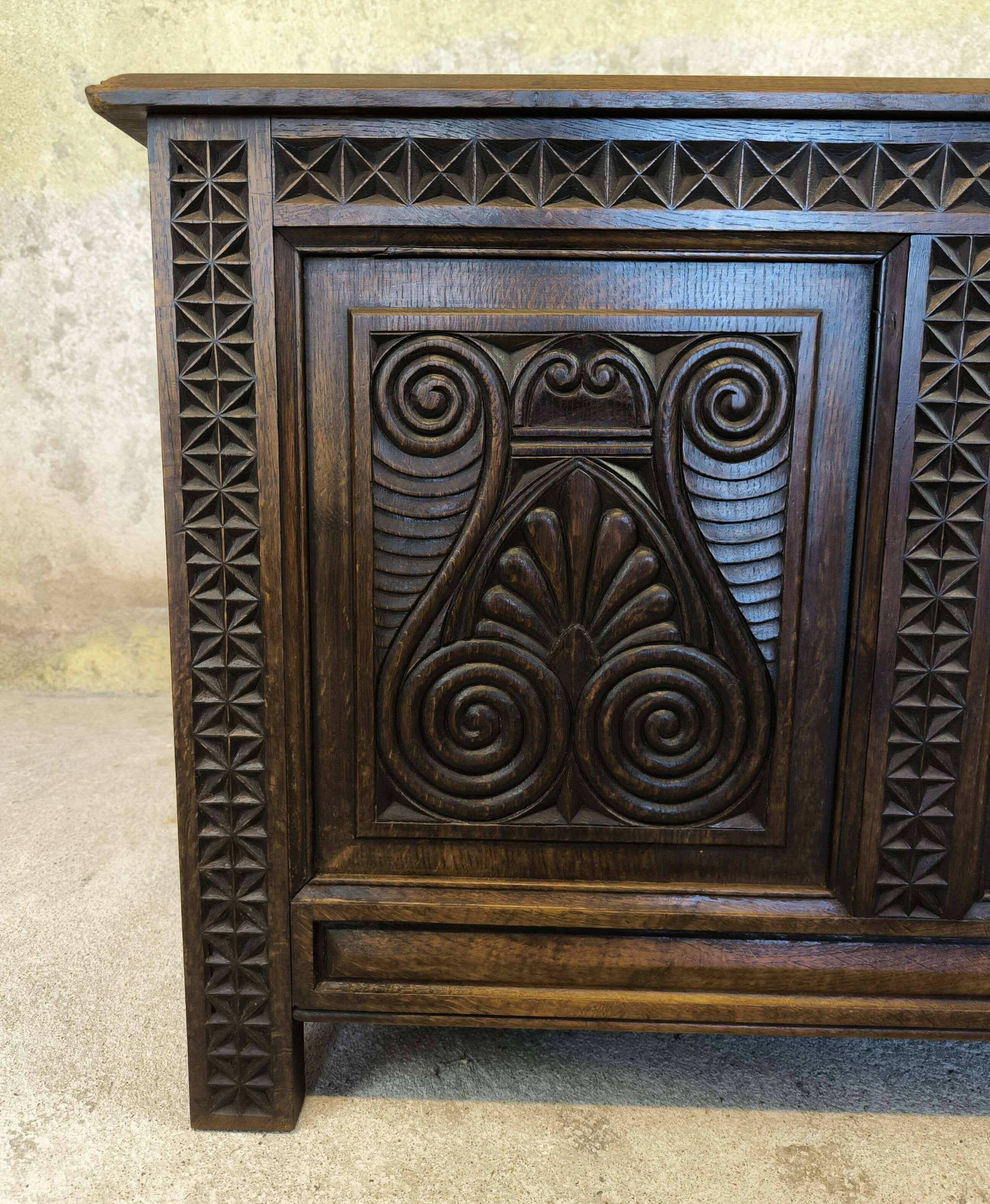 Coffre en bois massif sculpté.