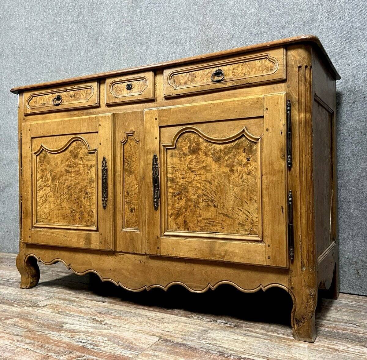 Louis XV period Bressan sideboard in walnut and elm burl, 18th century