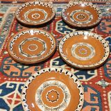 Terracotta service decorated with psychedelic drips