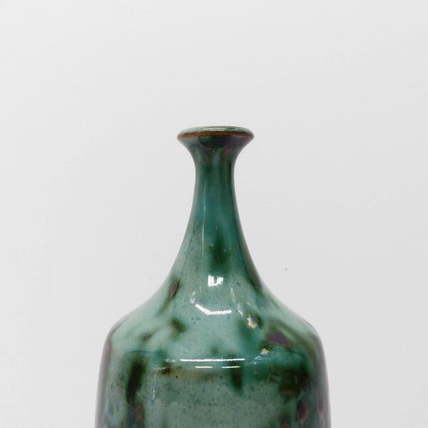 Vase bouteille en grès émaillé vert à reflets cuivrés 1960-1970