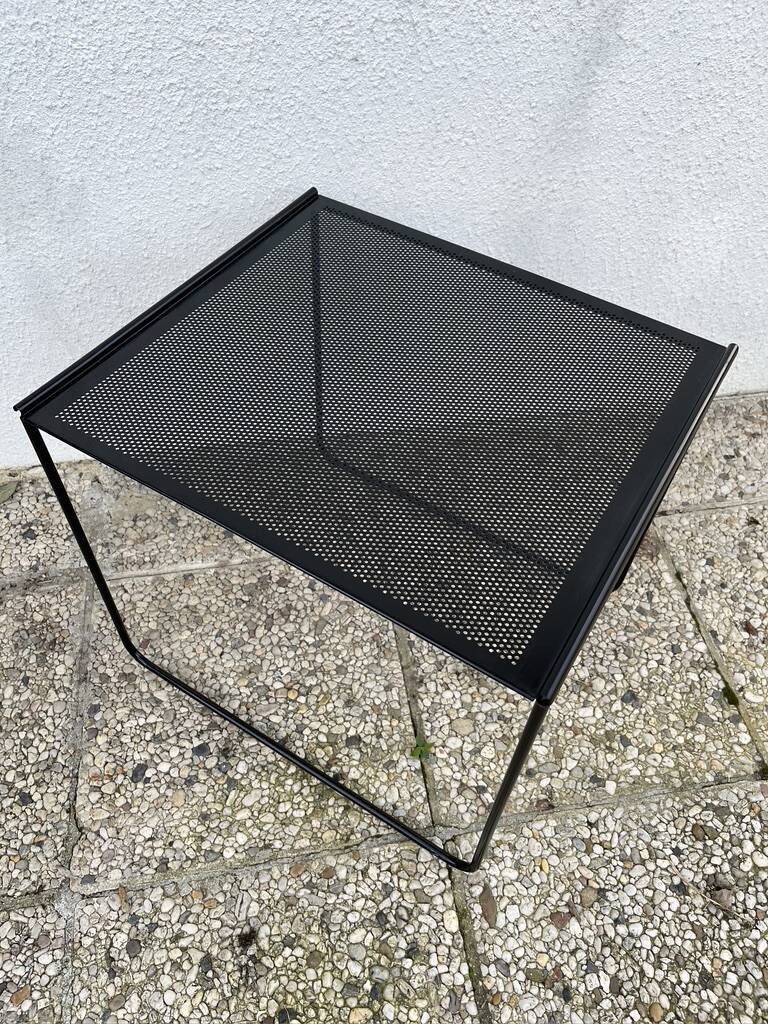 Minimalist nesting table