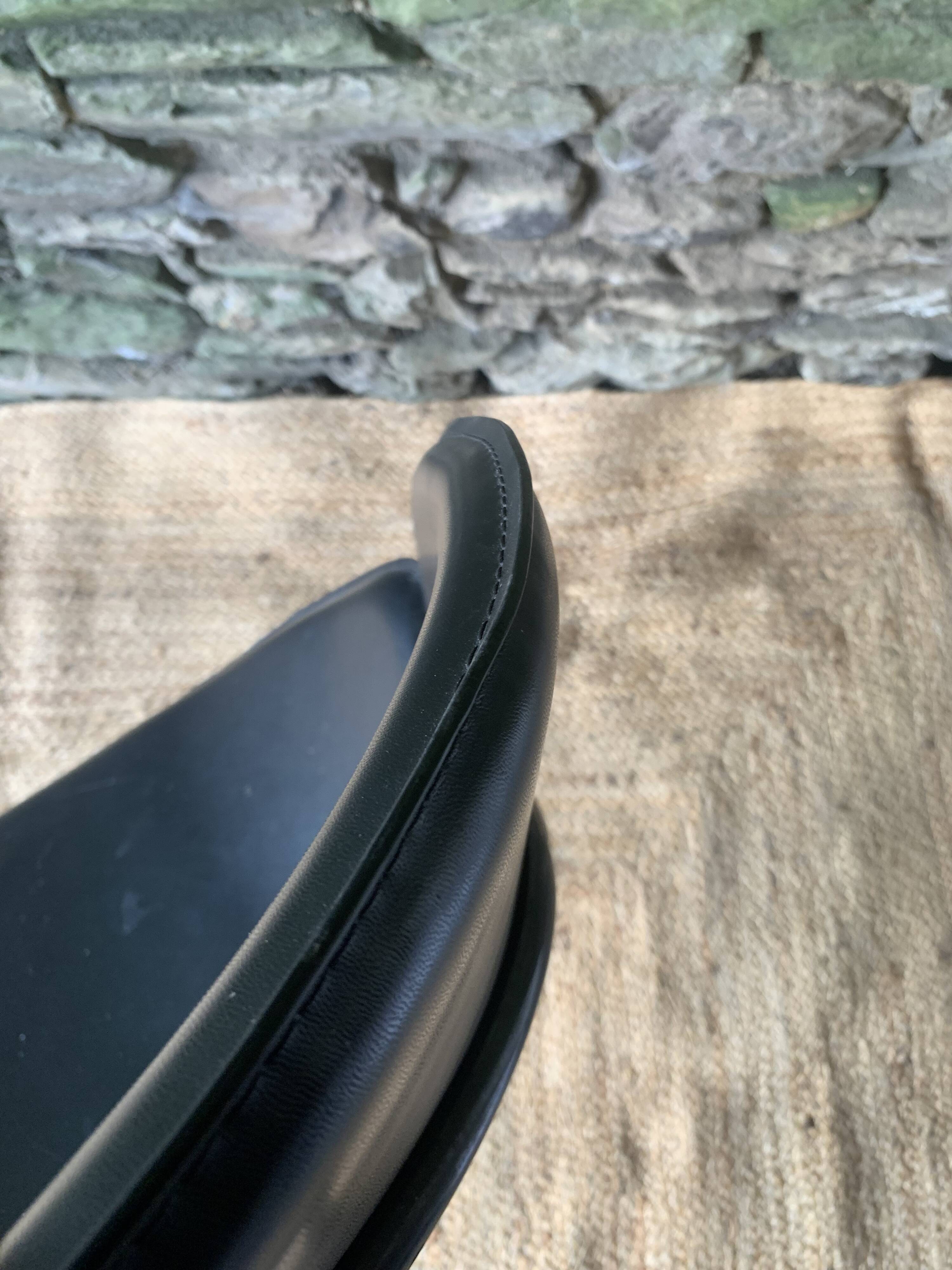 Paire de fauteuils pivotants modernistes en cuir noir