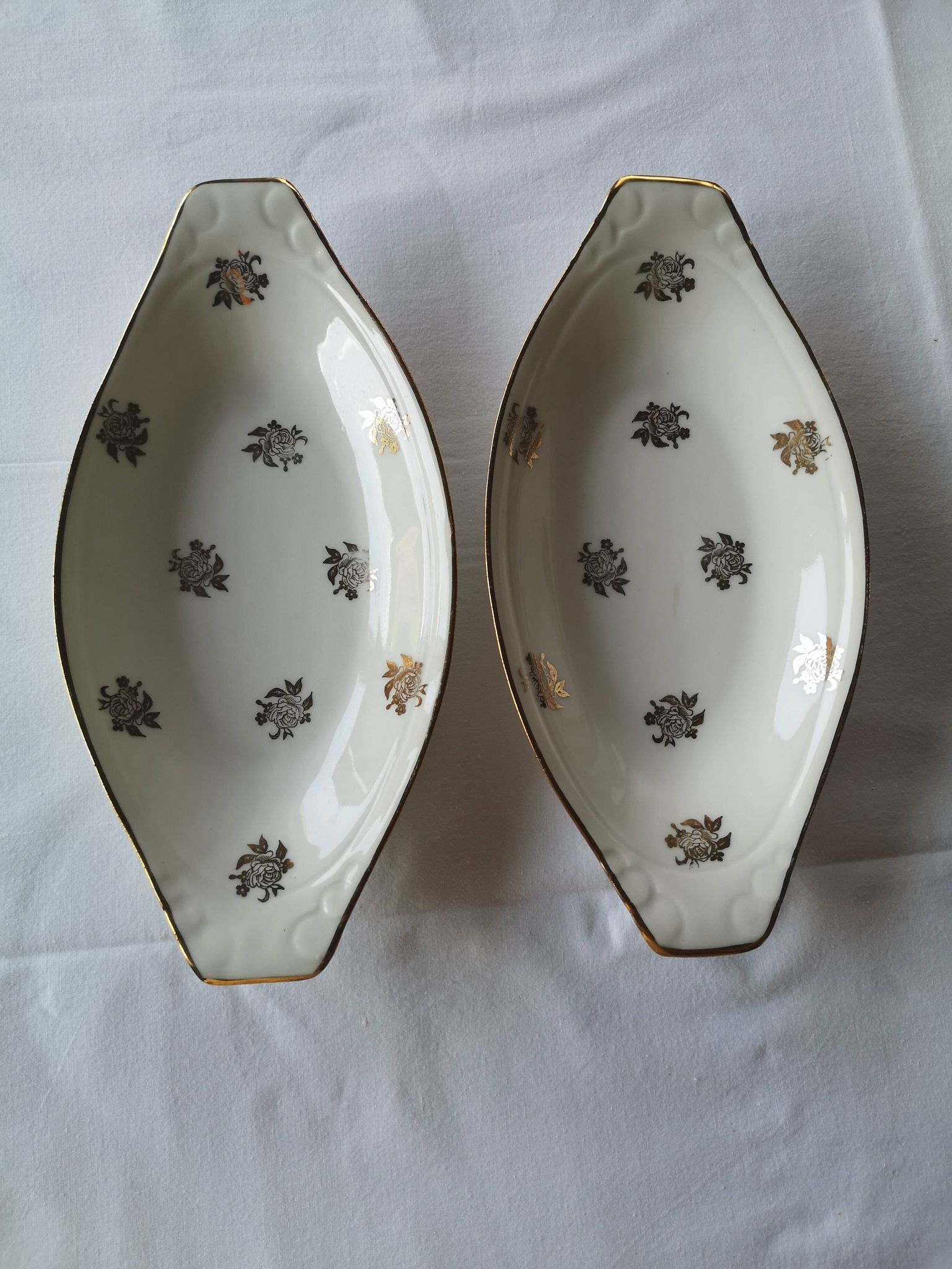 1 lot of two oval serving dishes