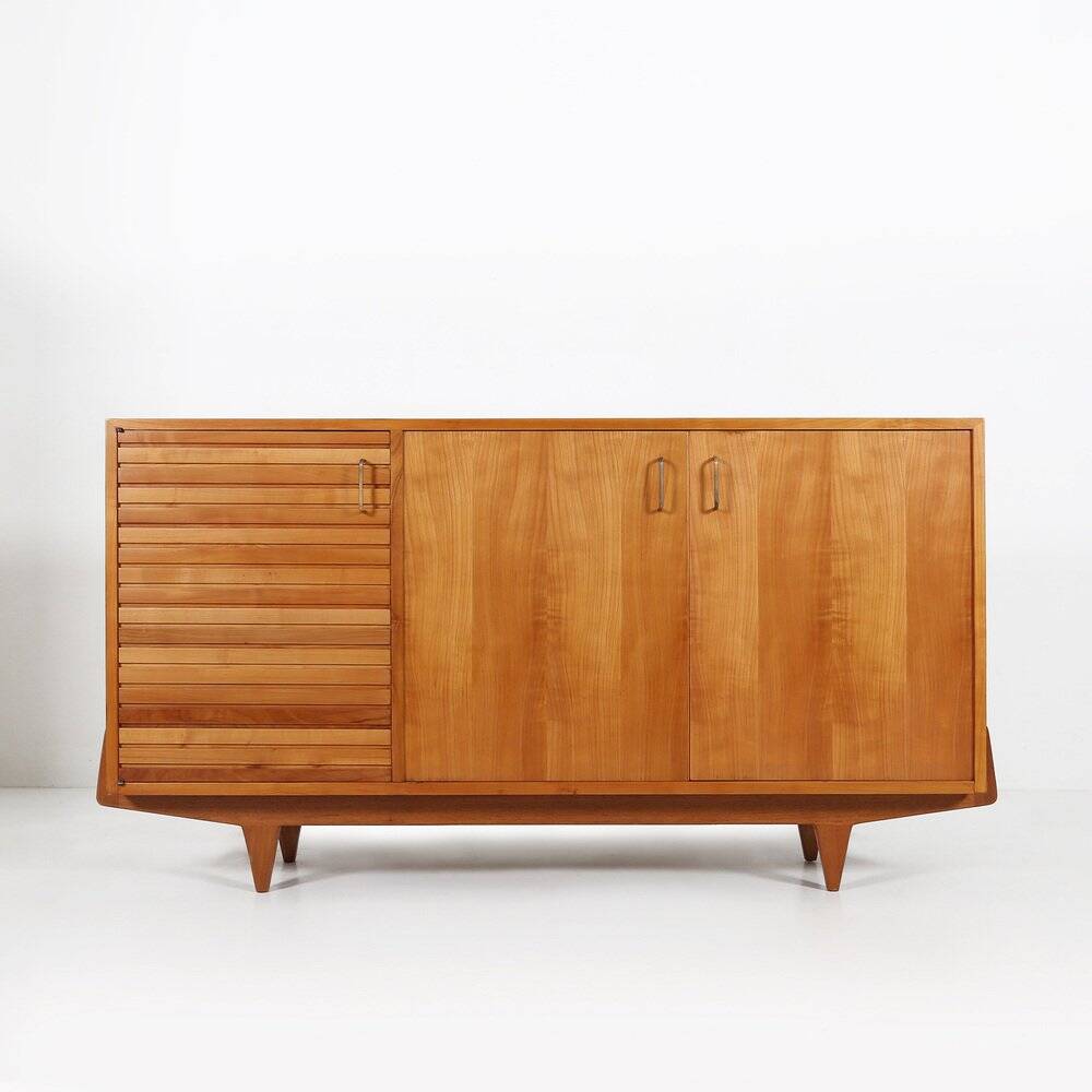 Buffet français des années 1950 en bois de cerisier massif.