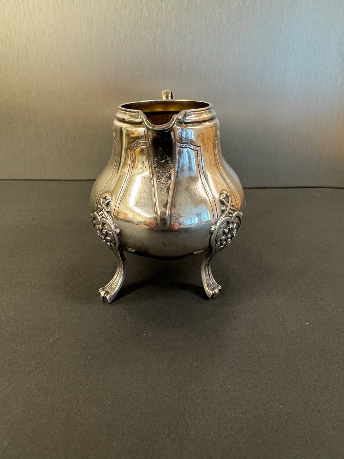 Pot à lait ancien en métal argenté – Style Rococo, décor ciselé, début