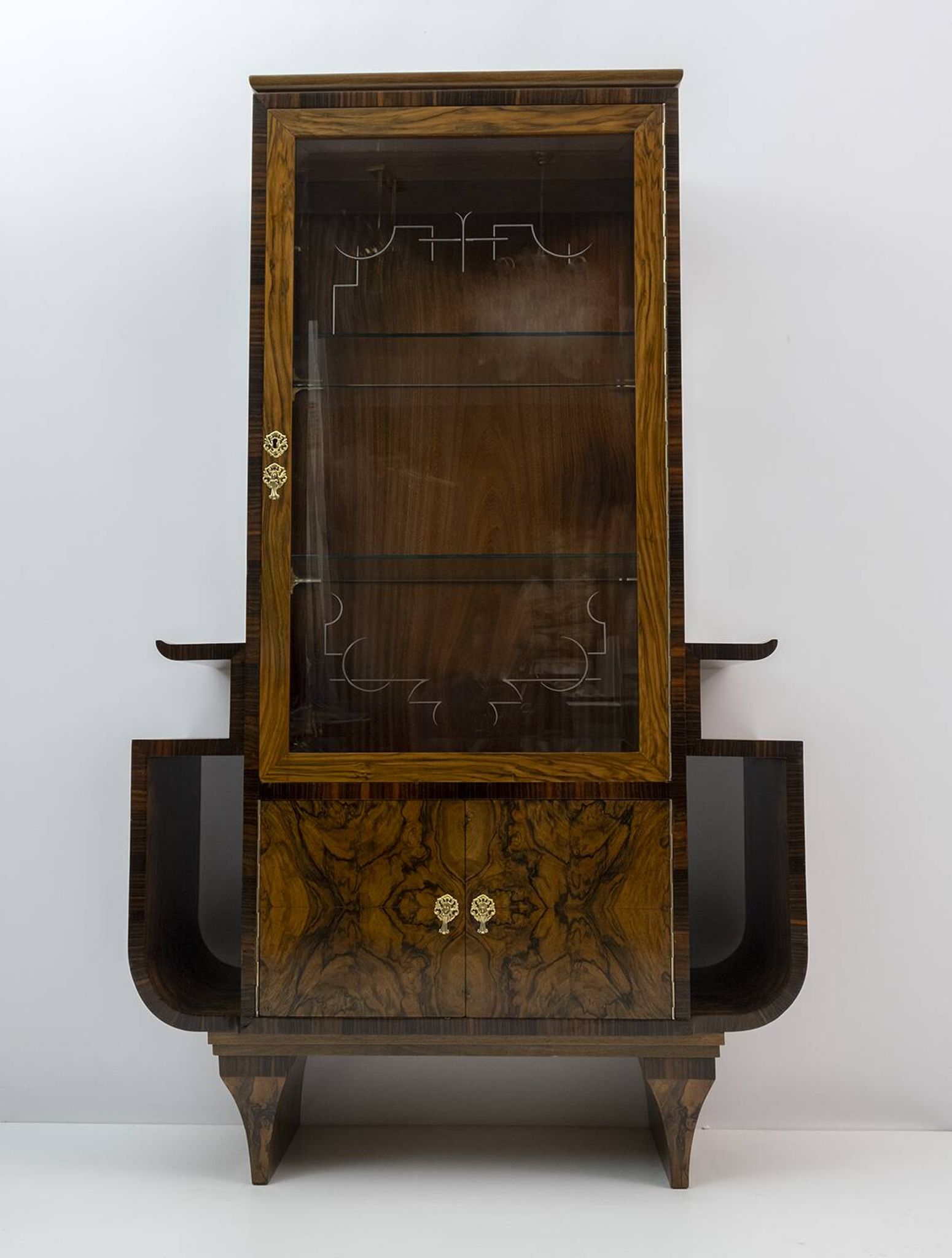 Art Dèco Italian Walnut Vitrines or Bar Display Cabinet, 1925
