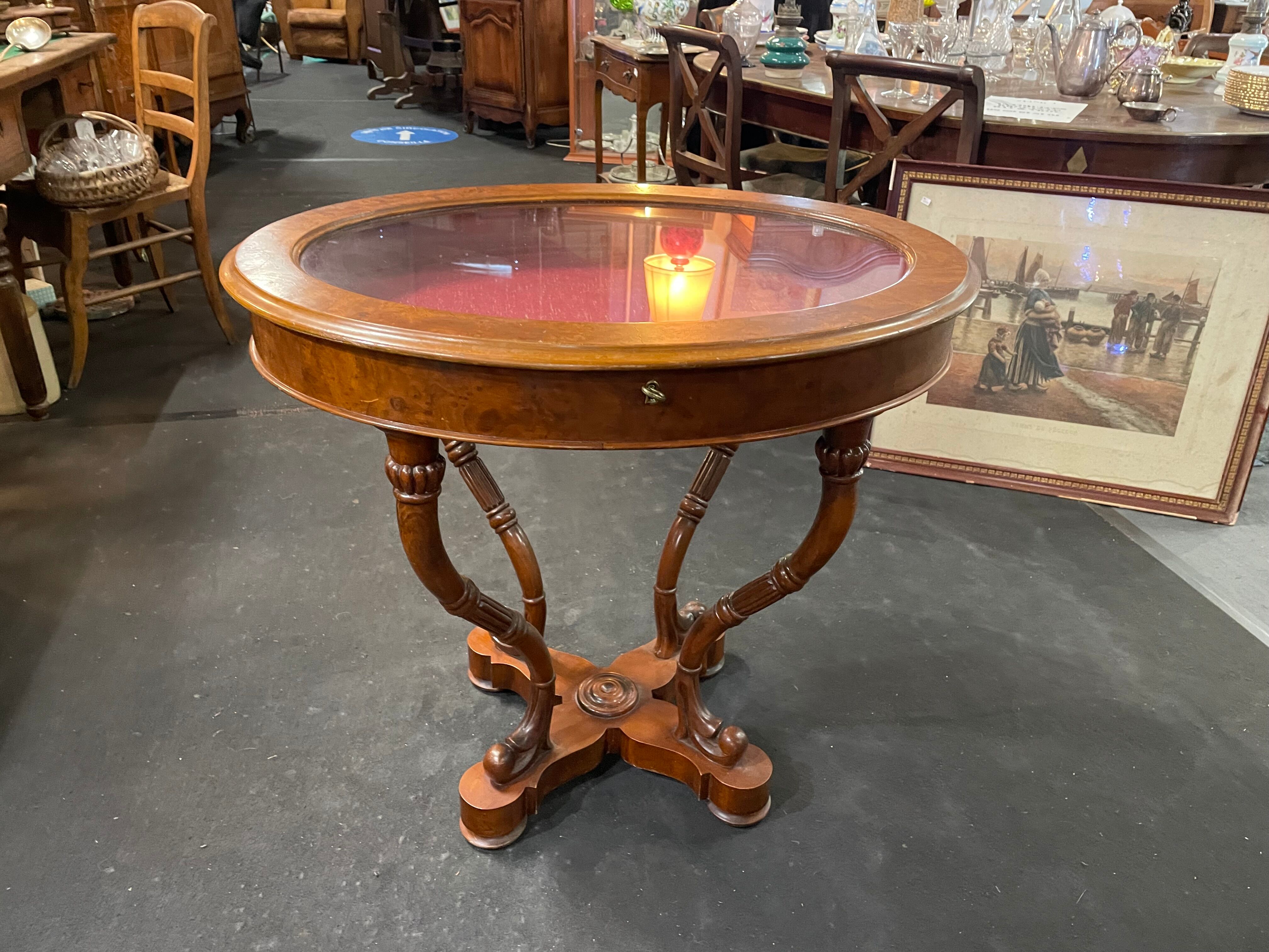 Table console avec vitrine de présentation