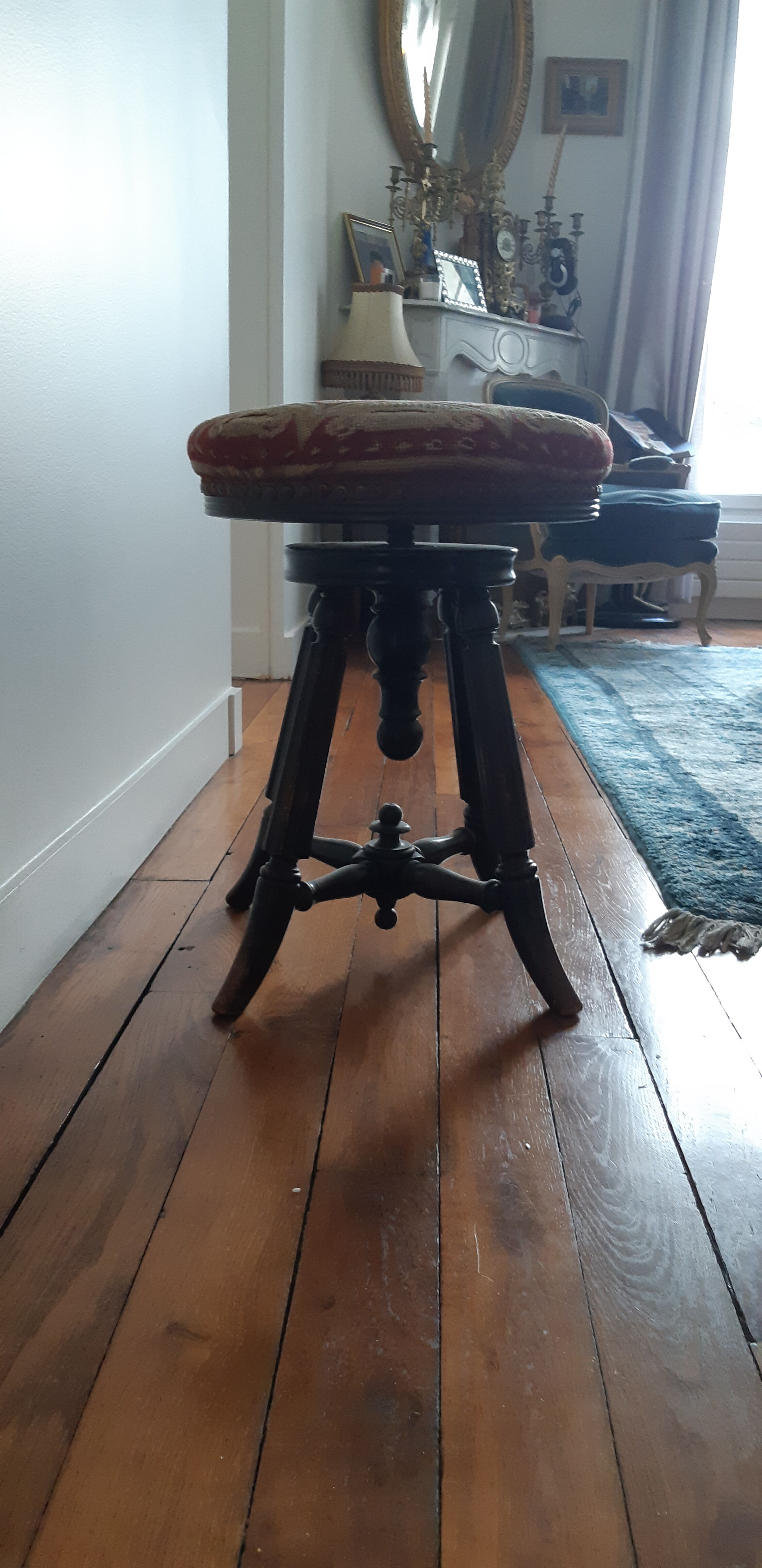 Tabouret brodé Napoléon III
