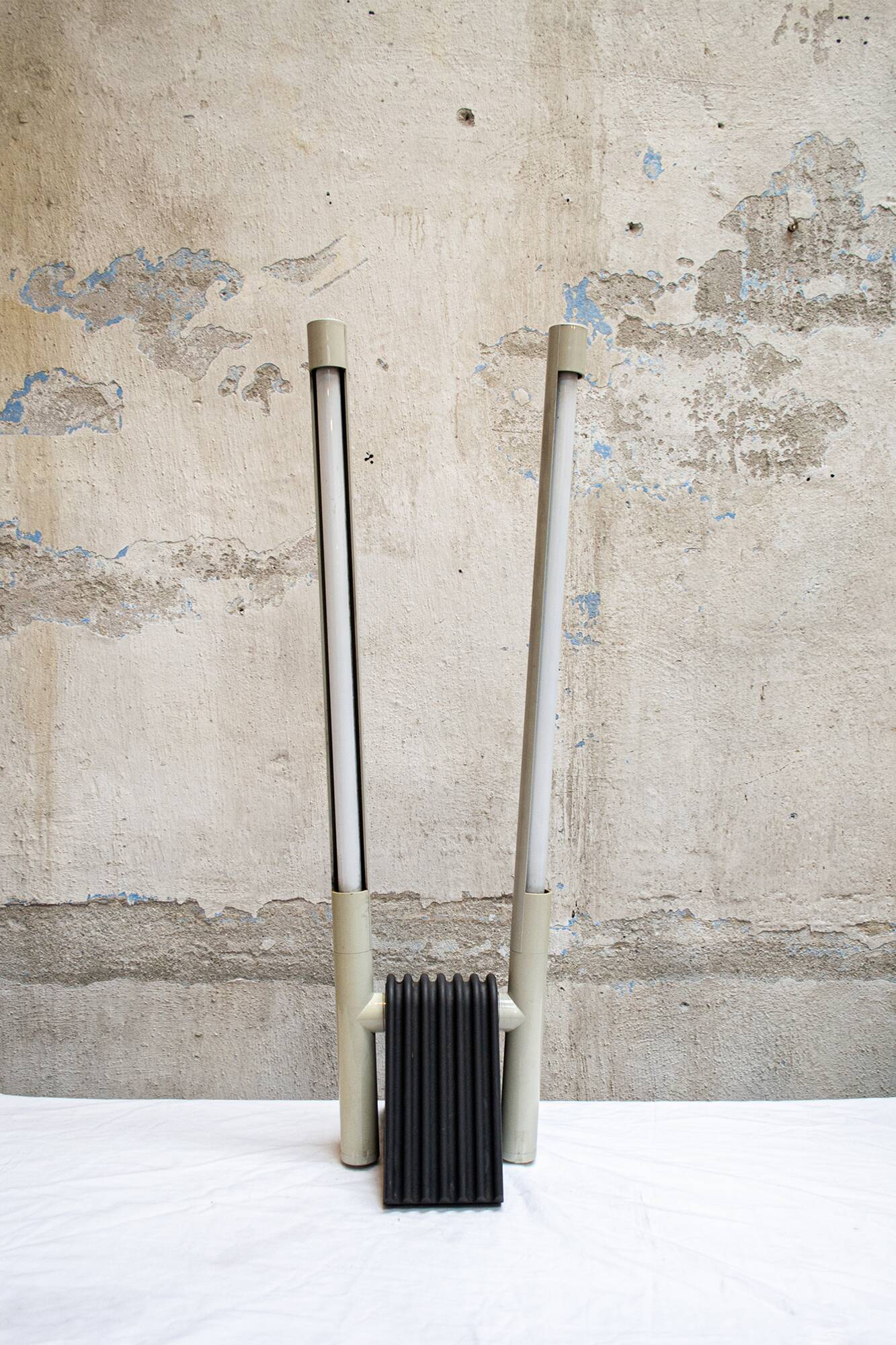 Lampada da tavolo Sistema Flu di Rodolfo Bonetto per Luci Italia 1981