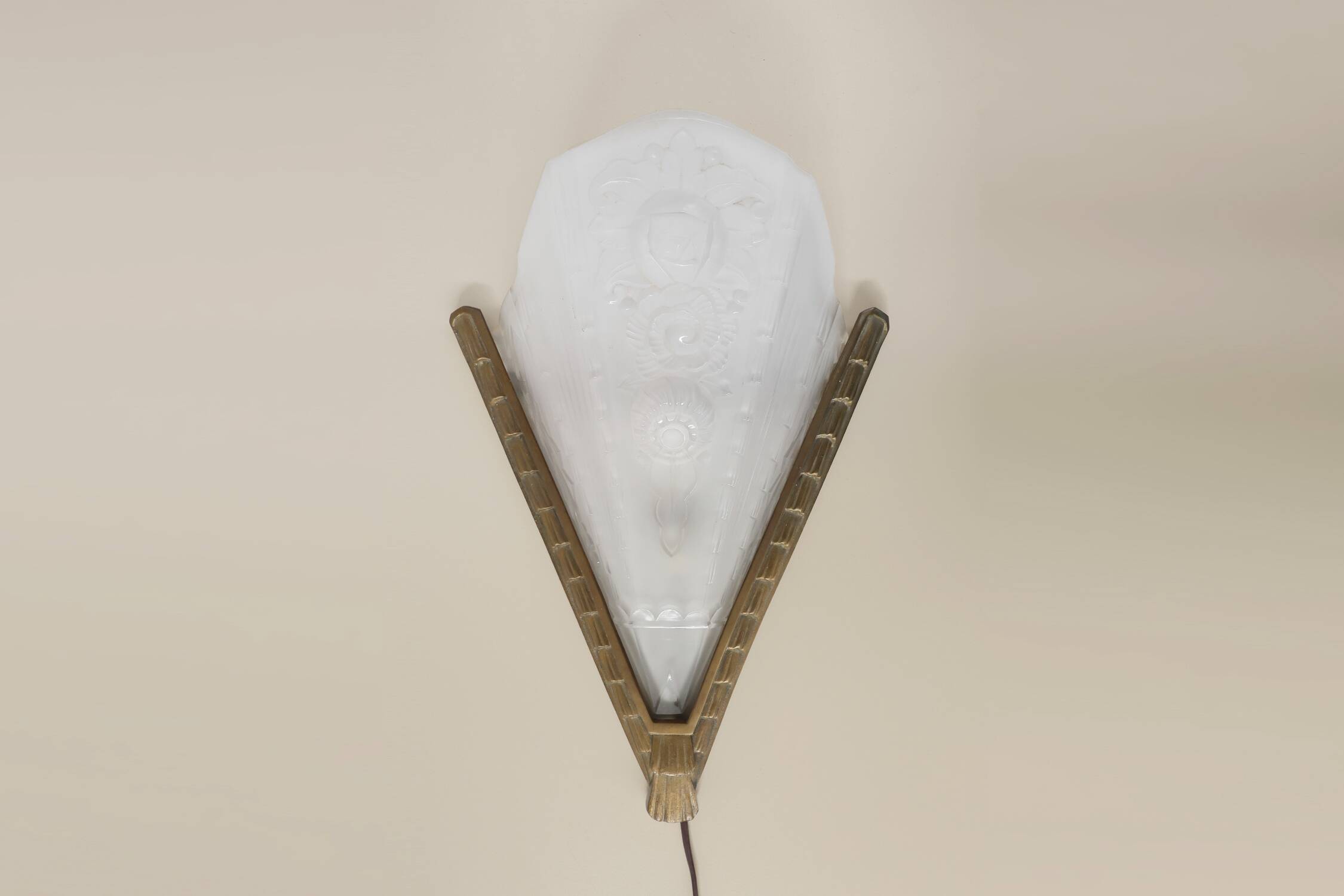 French Art Deco wall scone with frosted molded-pressed glass shade, 1920s