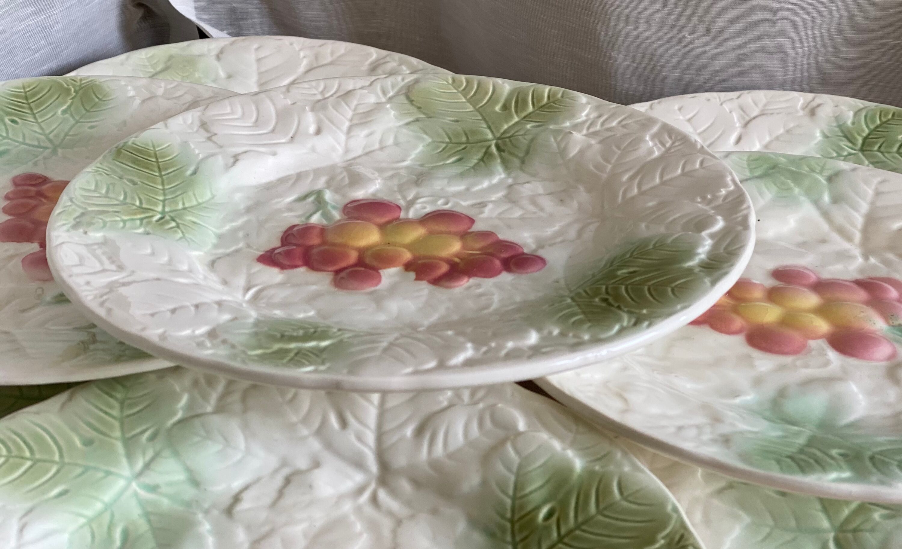 Service of 8 grape barbotine plates SALINS vintage 1970