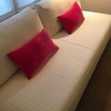 2 velvet cushions trimming feathers