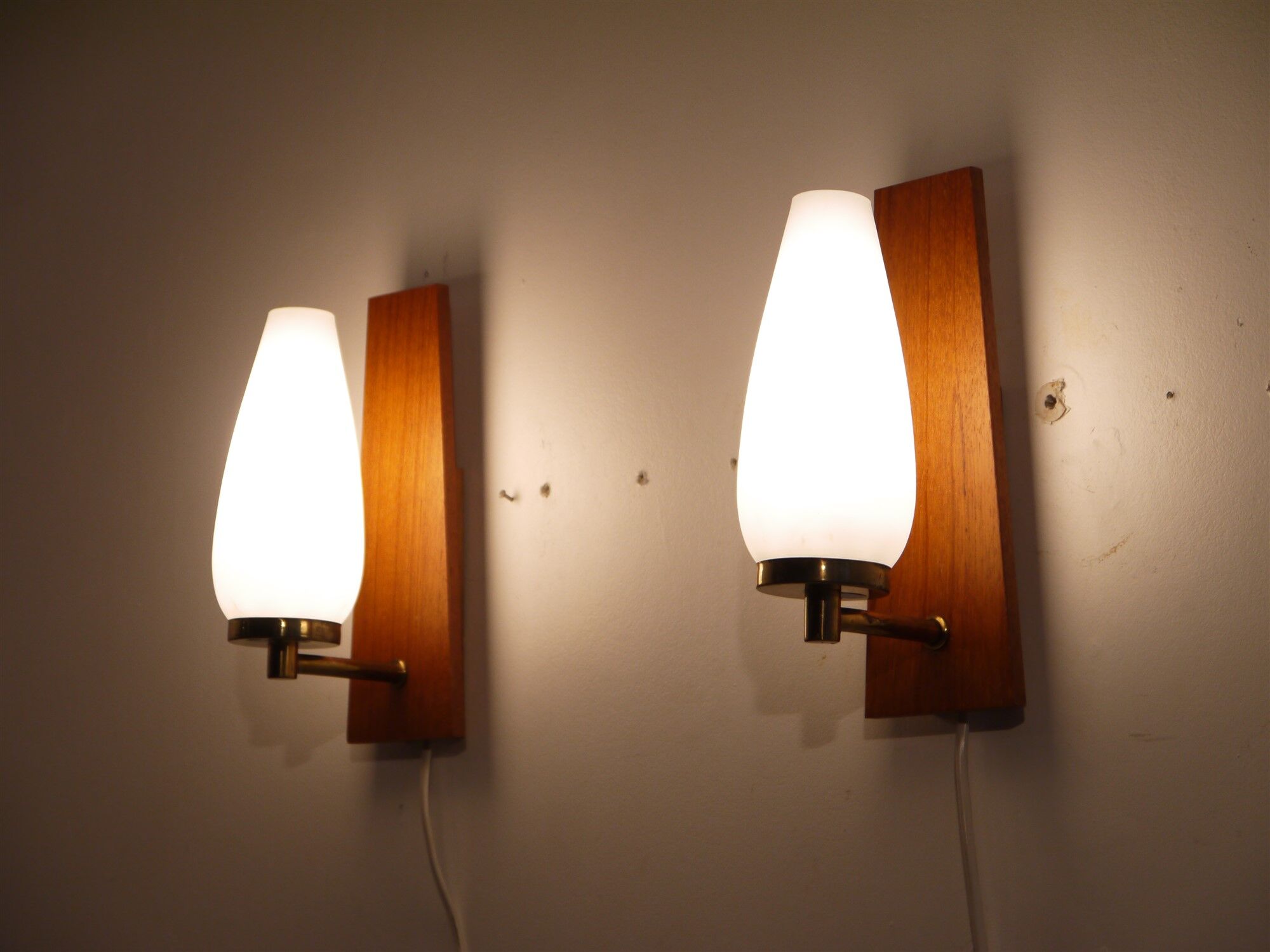 Paire d'appliques vintage scandinave teck et opaline