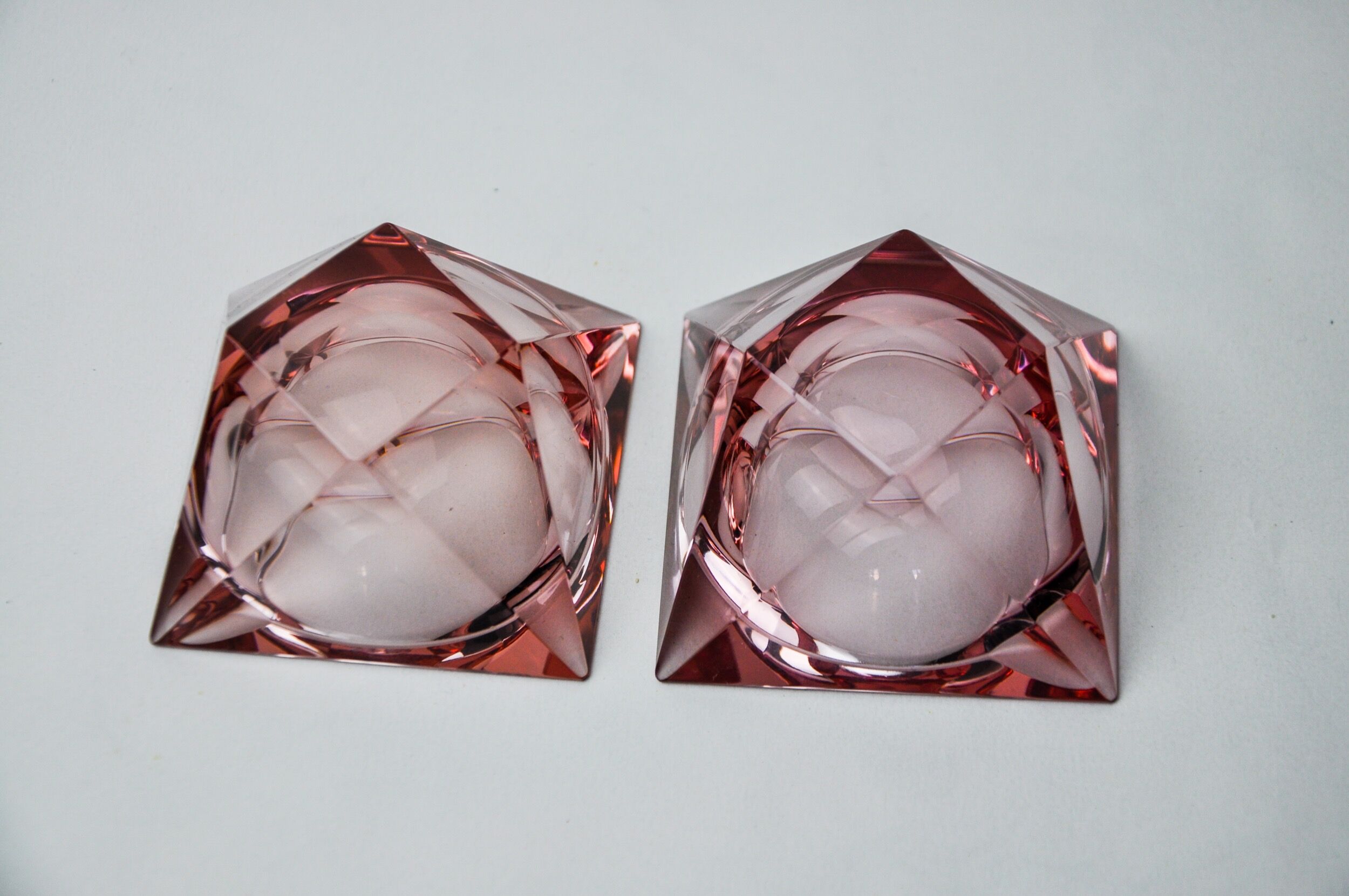 Duo of pink faceted ashtrays by Seguso, murano, italy, 1970